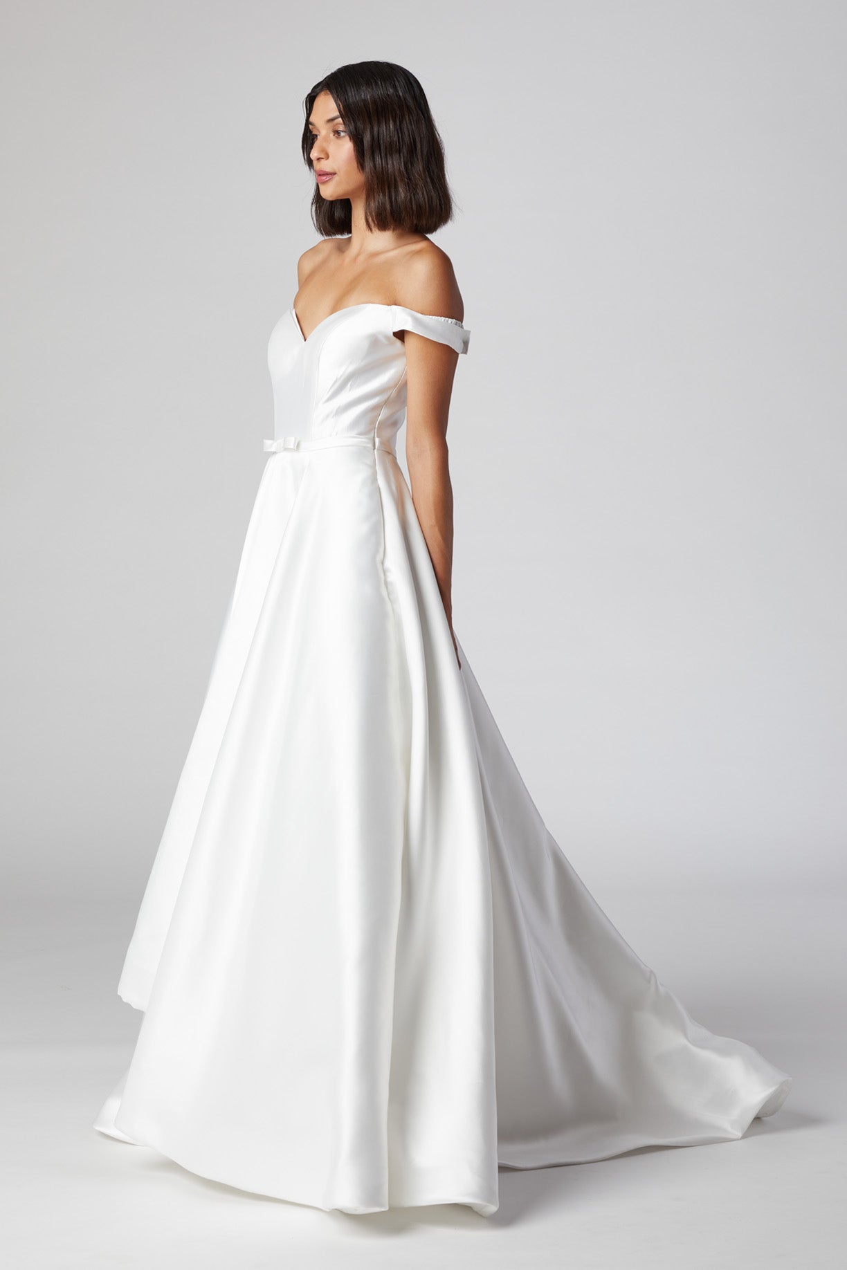 Vestido de Novia Corte en A Mangas al Hombro y Escote de Corazón Color Off White
