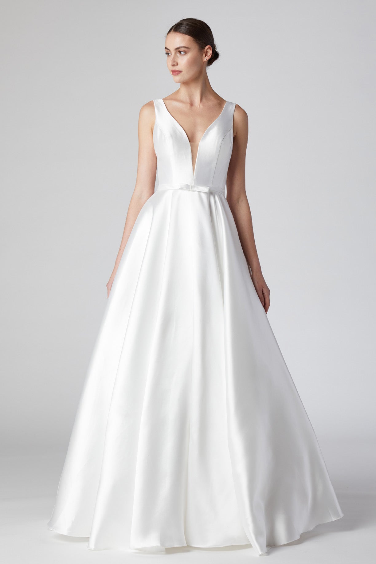 Vestido de Novia Línea A Cuello V Sin Magas Color Off White.