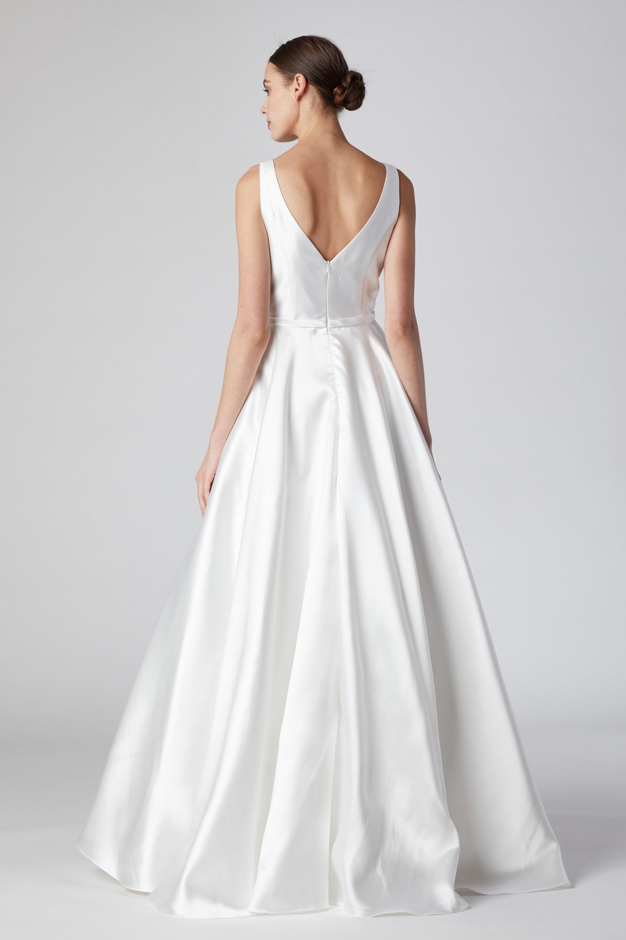 Vestido de Novia Línea A Cuello V Sin Magas Color Off White.