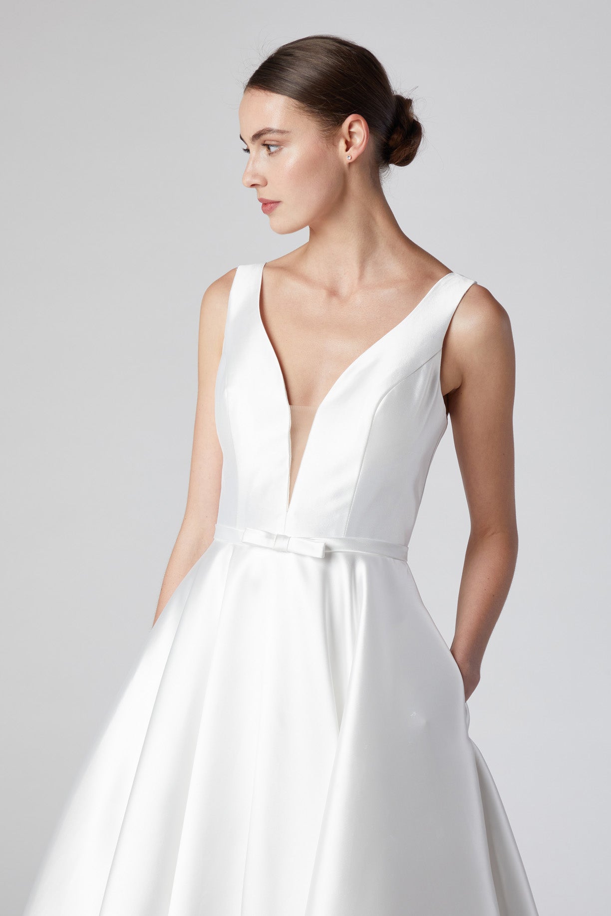 Vestido de Novia Línea A Cuello V Sin Magas Color Off White.