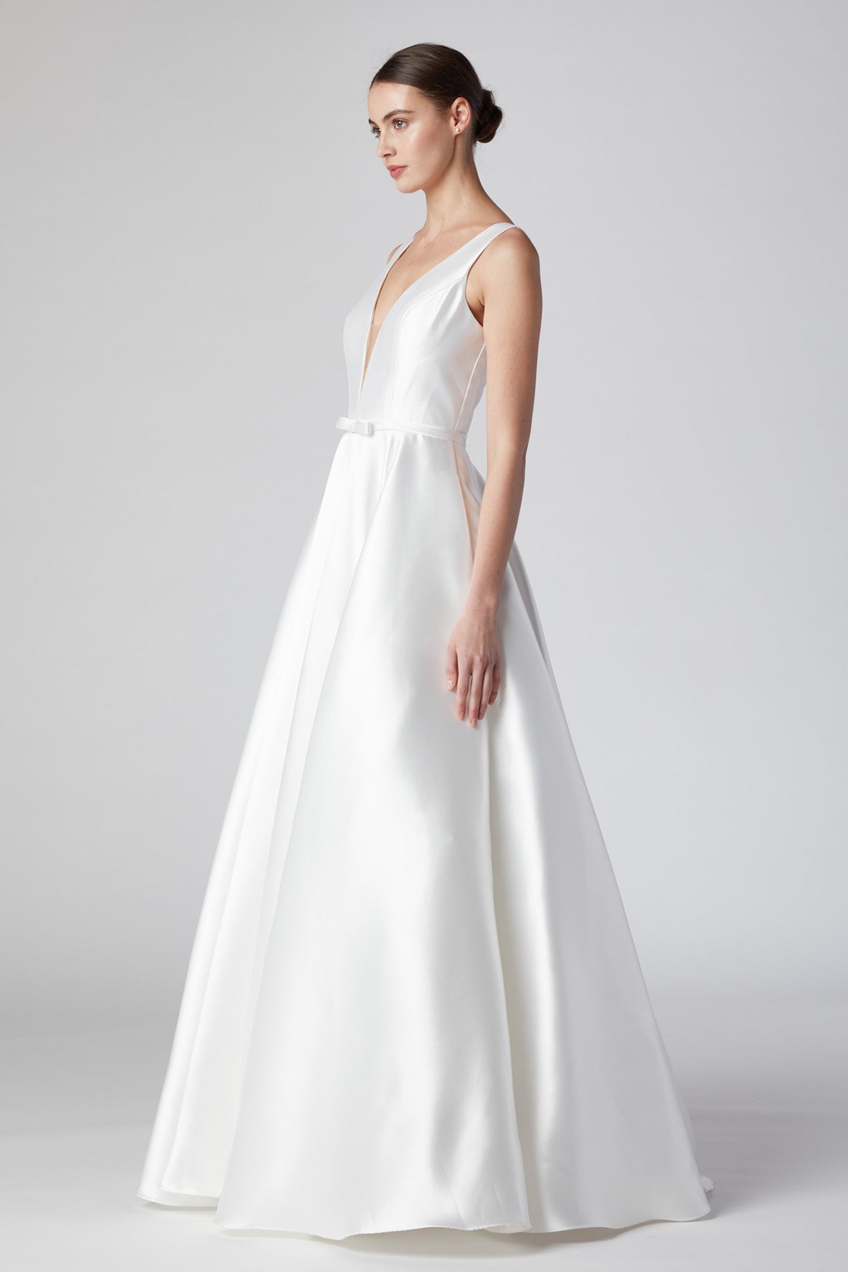 Vestido de Novia Línea A Cuello V Sin Magas Color Off White.