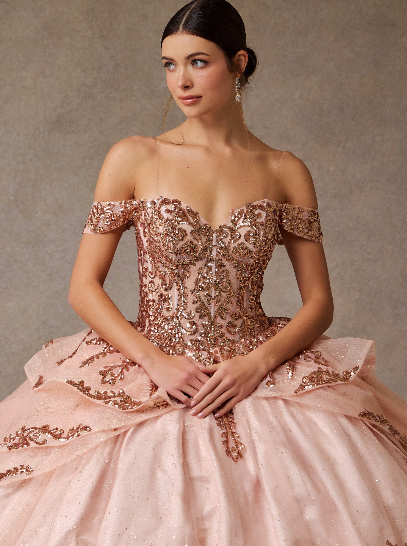 Vestido de Fiesta de Tul Bordado con Brillos y Cuentas, Hombros Descubiertos (Varios Colores)