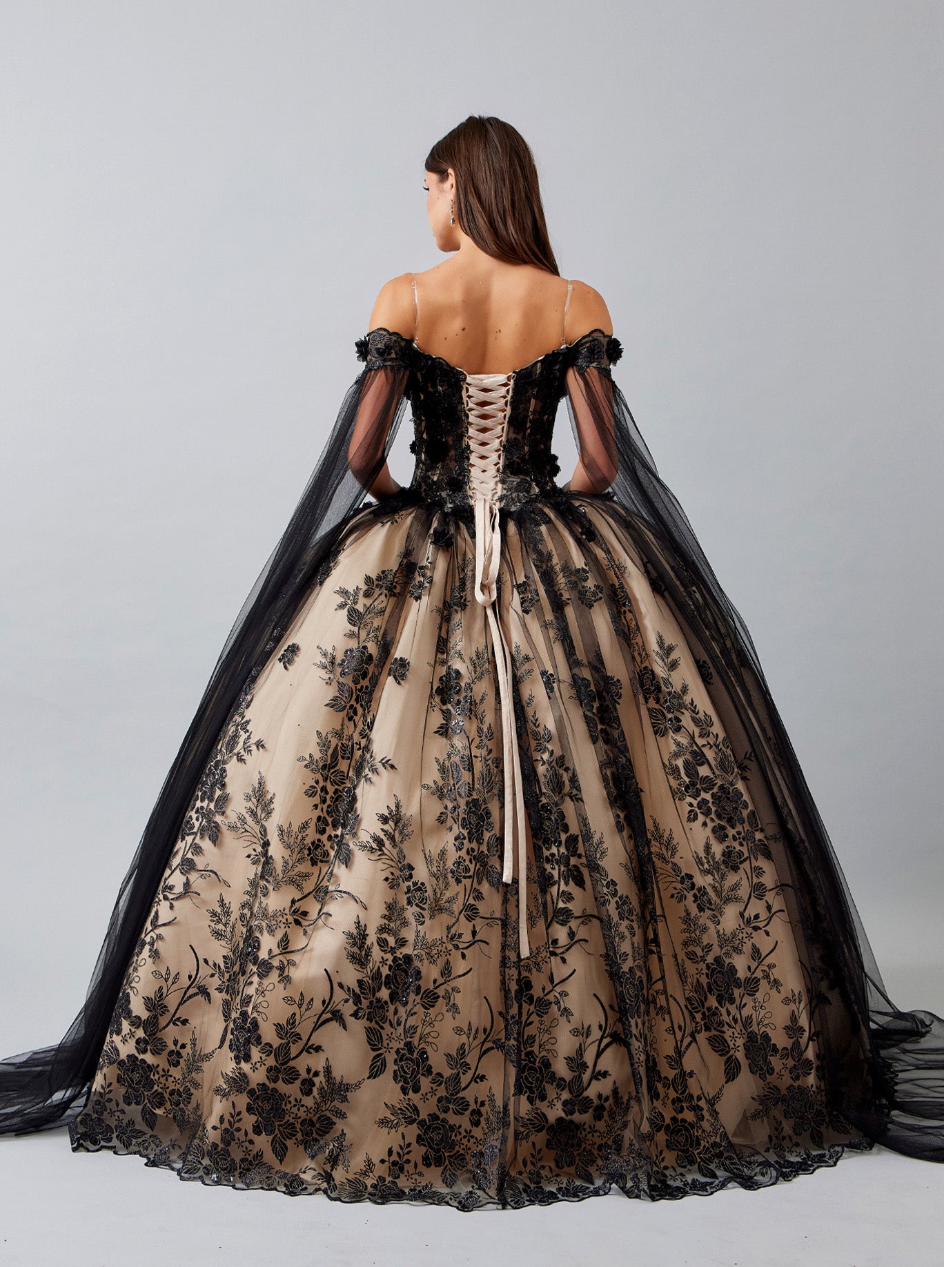 Vestido de Fiesta Con Manga Larga al Hombro de Tul Bordado con Brillos y Lentejuelas, Color Black Champagne