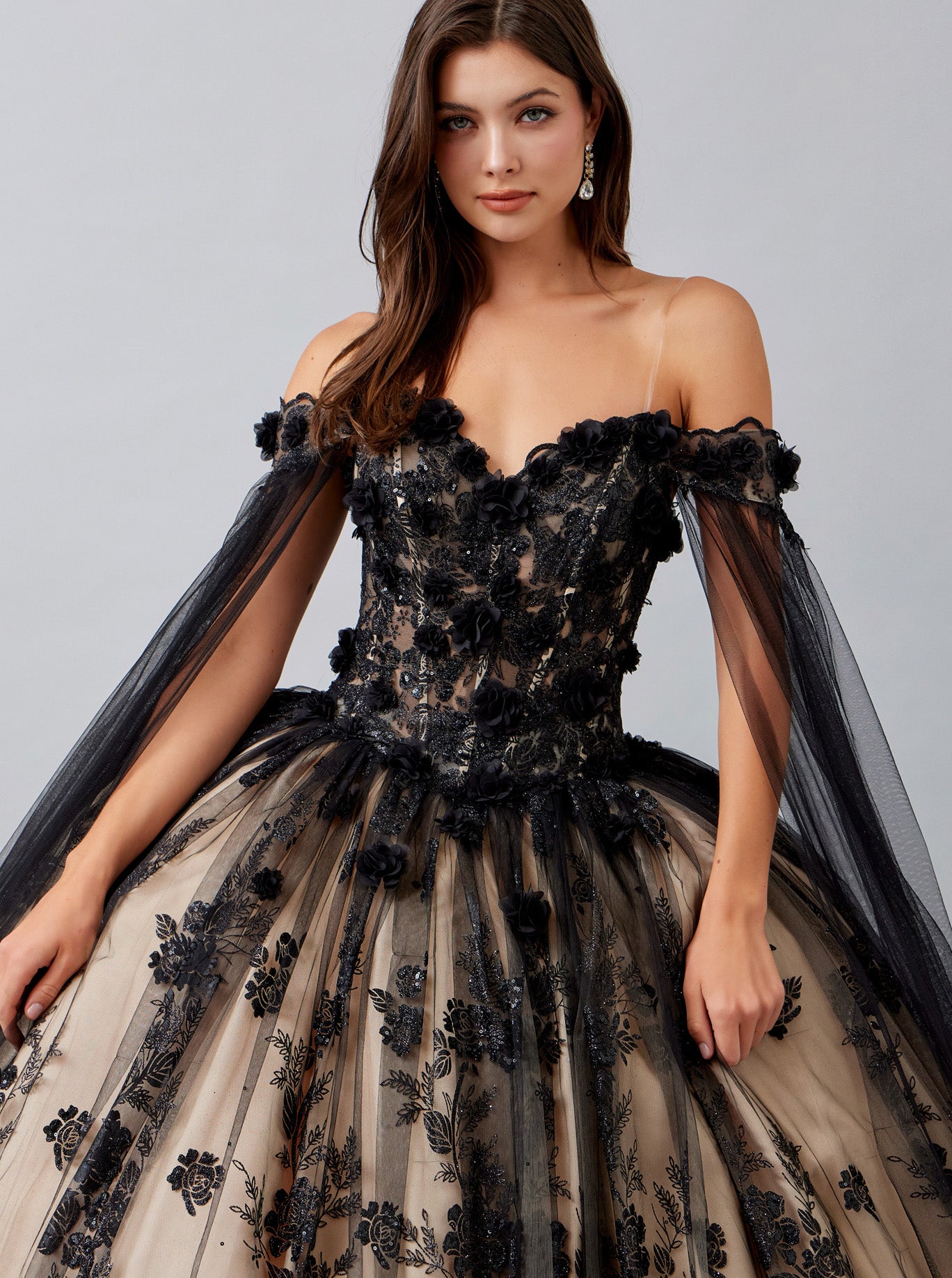 Vestido de Fiesta Con Manga Larga al Hombro de Tul Bordado con Brillos y Lentejuelas, Color Black Champagne