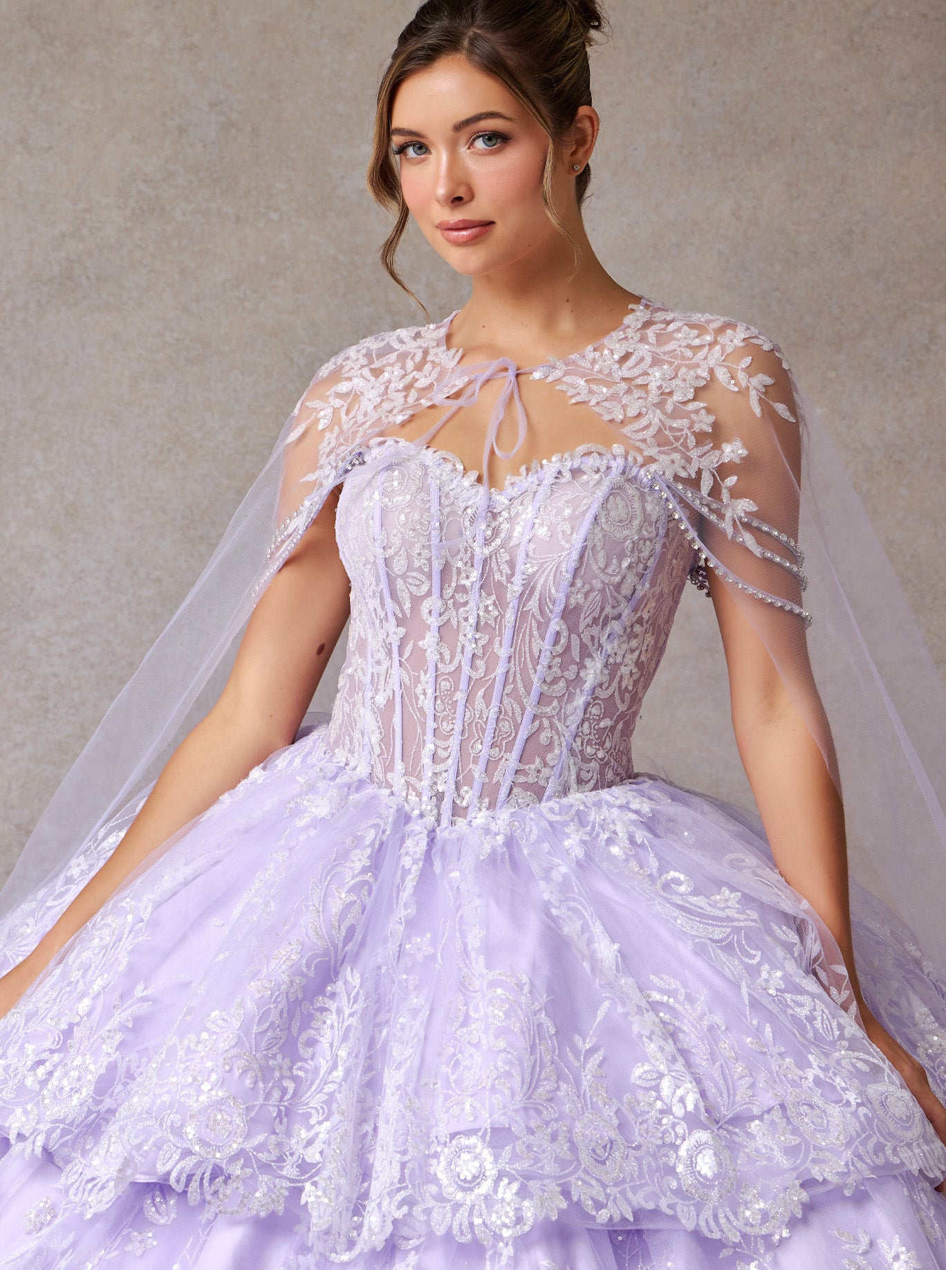 Vestido de Fiesta con Aplicaciones en Encaje con Capa de Velo y Falda Desmontable, Colores Sage y Lilac
