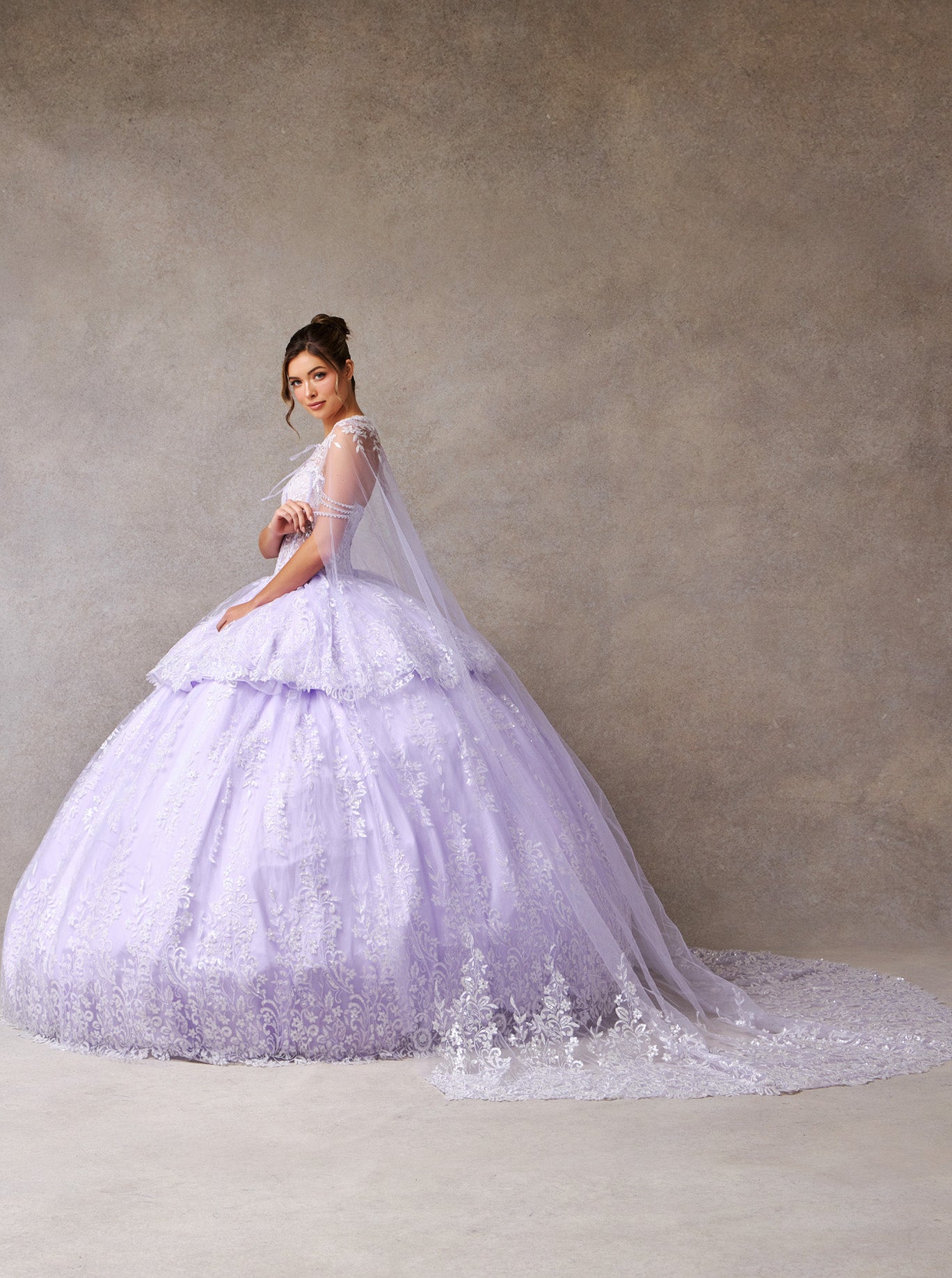 Vestido de Fiesta con Aplicaciones en Encaje con Capa de Velo y Falda Desmontable, Colores Sage y Lilac