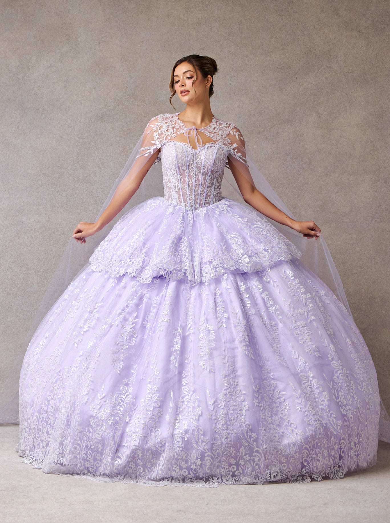 Vestido de Fiesta con Aplicaciones en Encaje con Capa de Velo y Falda Desmontable, Colores Sage y Lilac