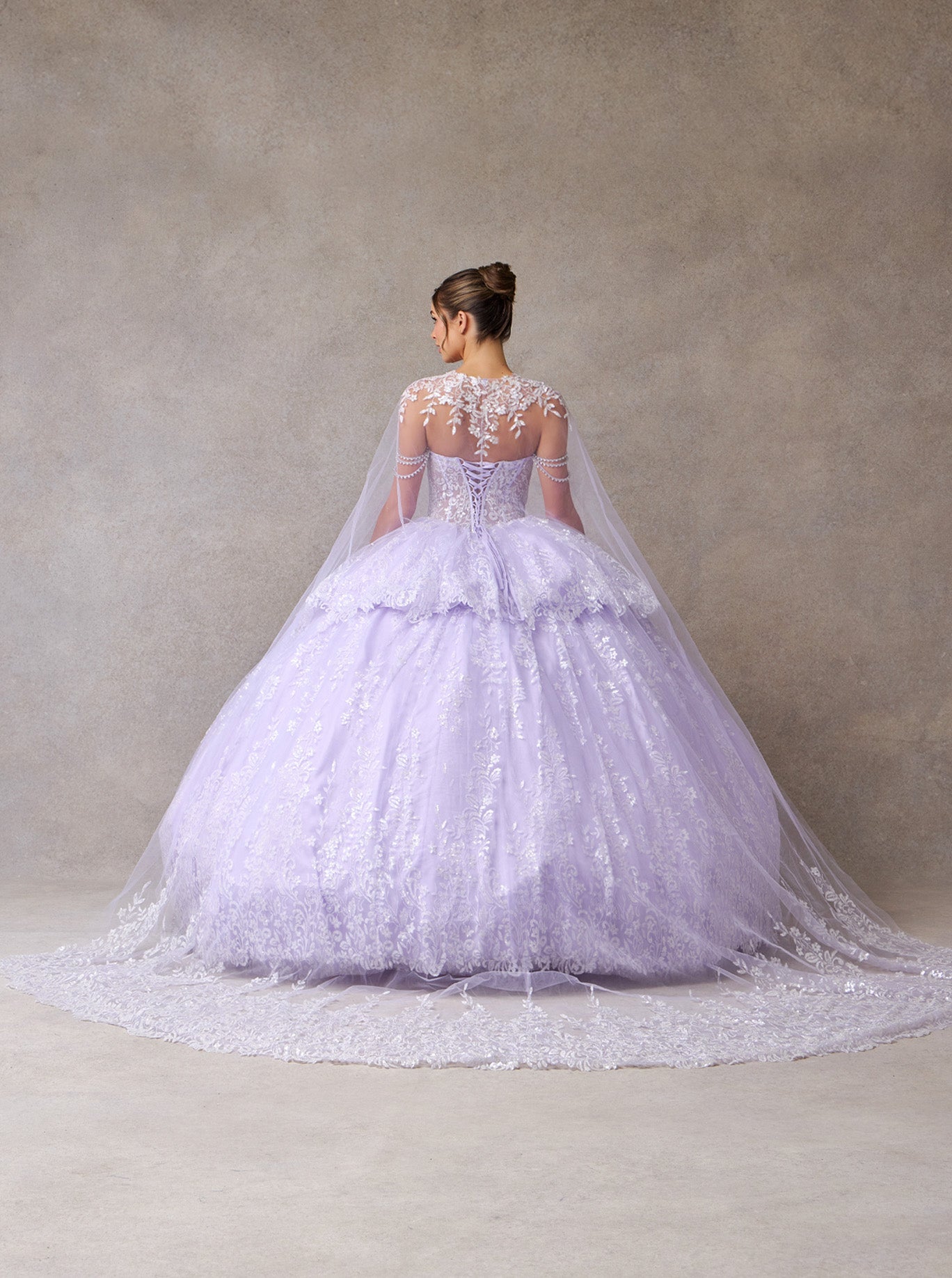 Vestido de Fiesta con Aplicaciones en Encaje con Capa de Velo y Falda Desmontable, Colores Sage y Lilac