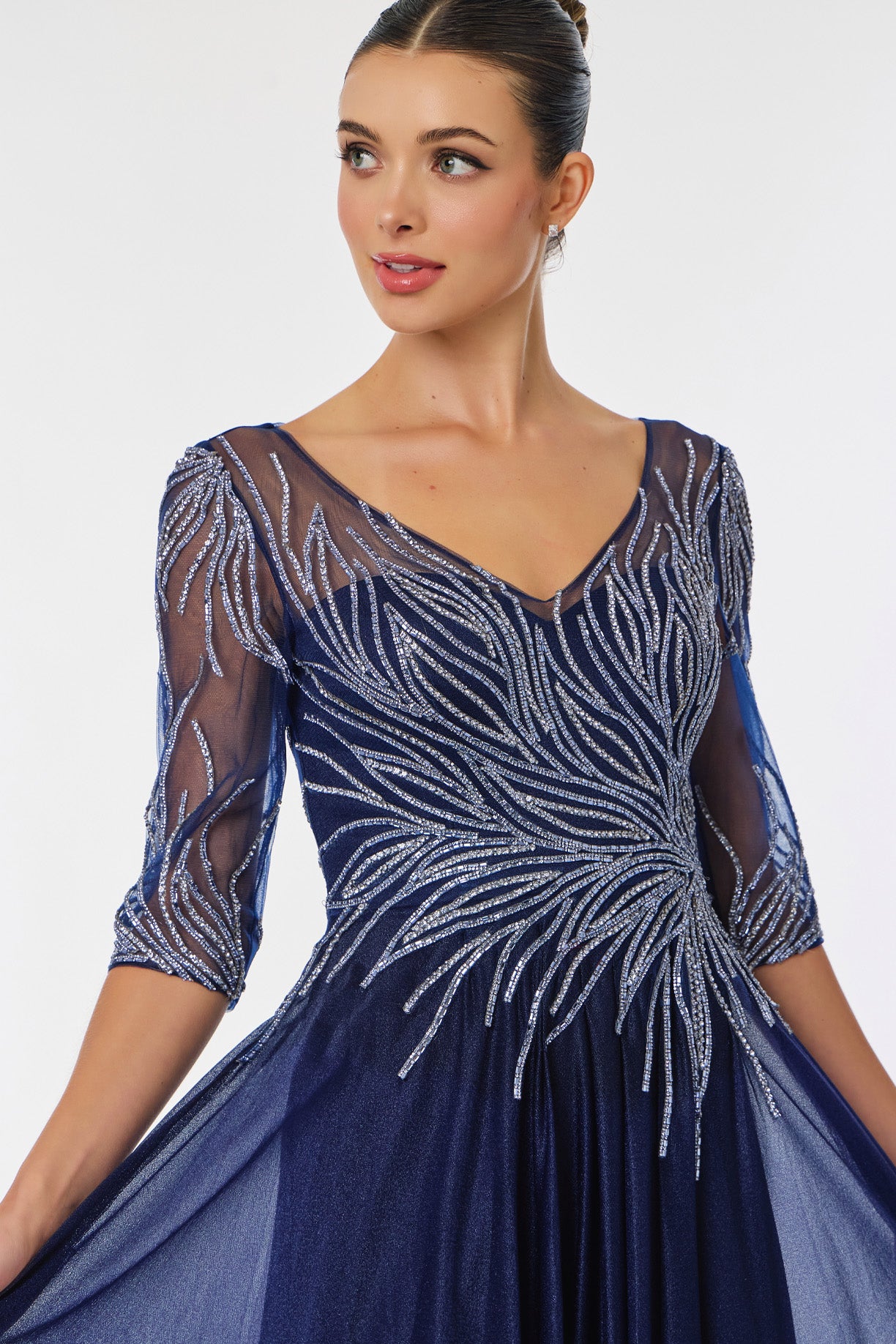 Vestido en Línea A Manga 3/4 y Cuello V Con decoraciones de Brillos. Color Navy.