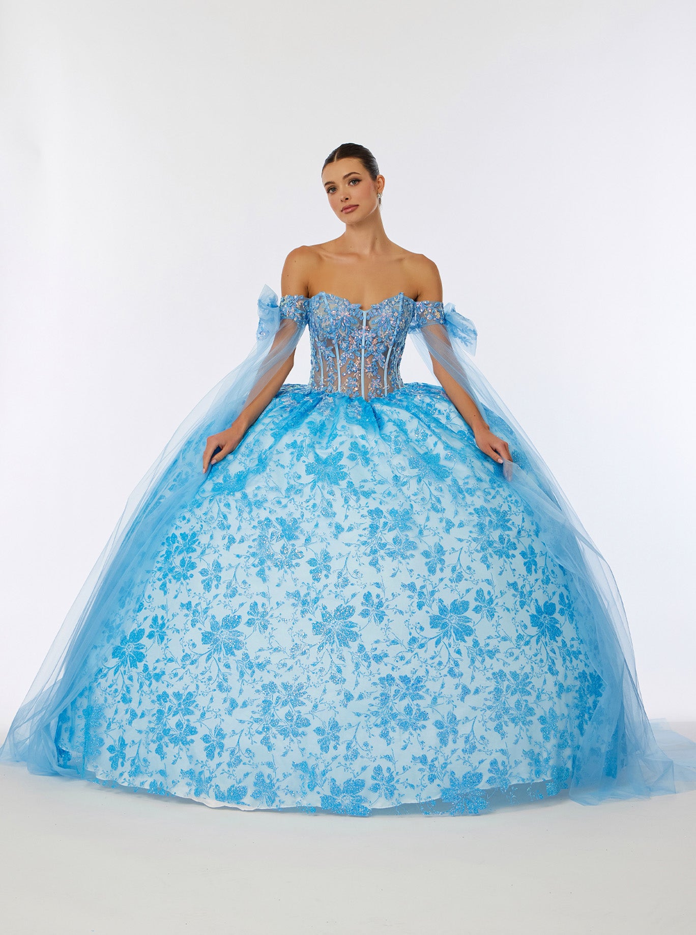 Vestido de Fiesta con Hombros Descubiertos de Tul Bordado con Brillos y Lentejuelas, Color Ice Blue