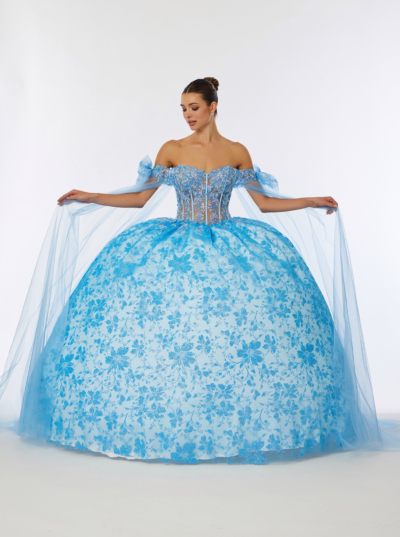 Vestido de Fiesta con Hombros Descubiertos de Tul Bordado con Brillos y Lentejuelas, Color Ice Blue