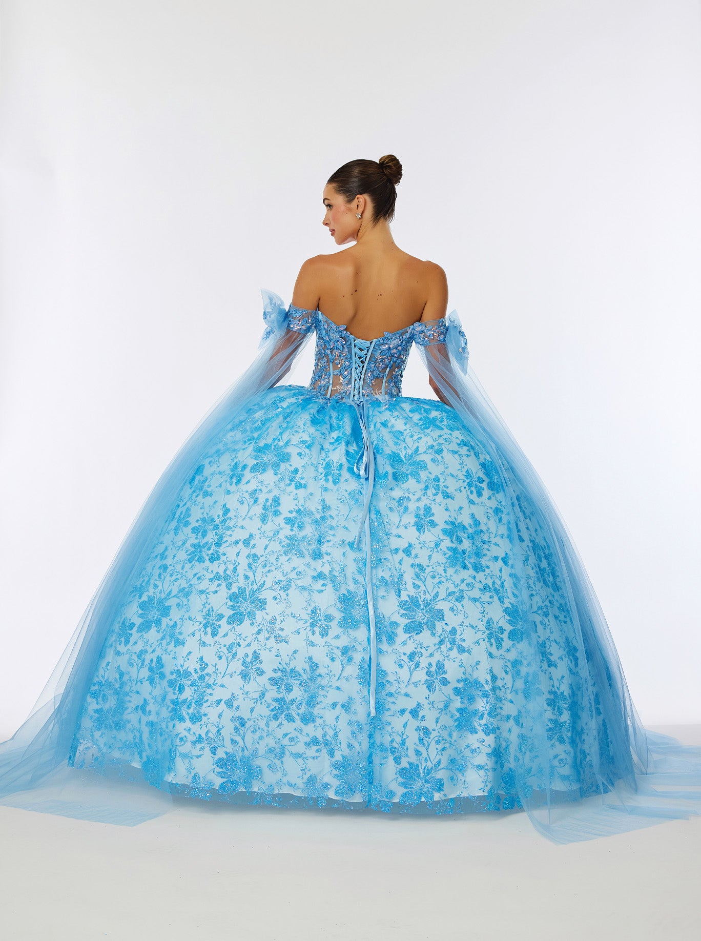 Vestido de Fiesta con Hombros Descubiertos de Tul Bordado con Brillos y Lentejuelas, Color Ice Blue