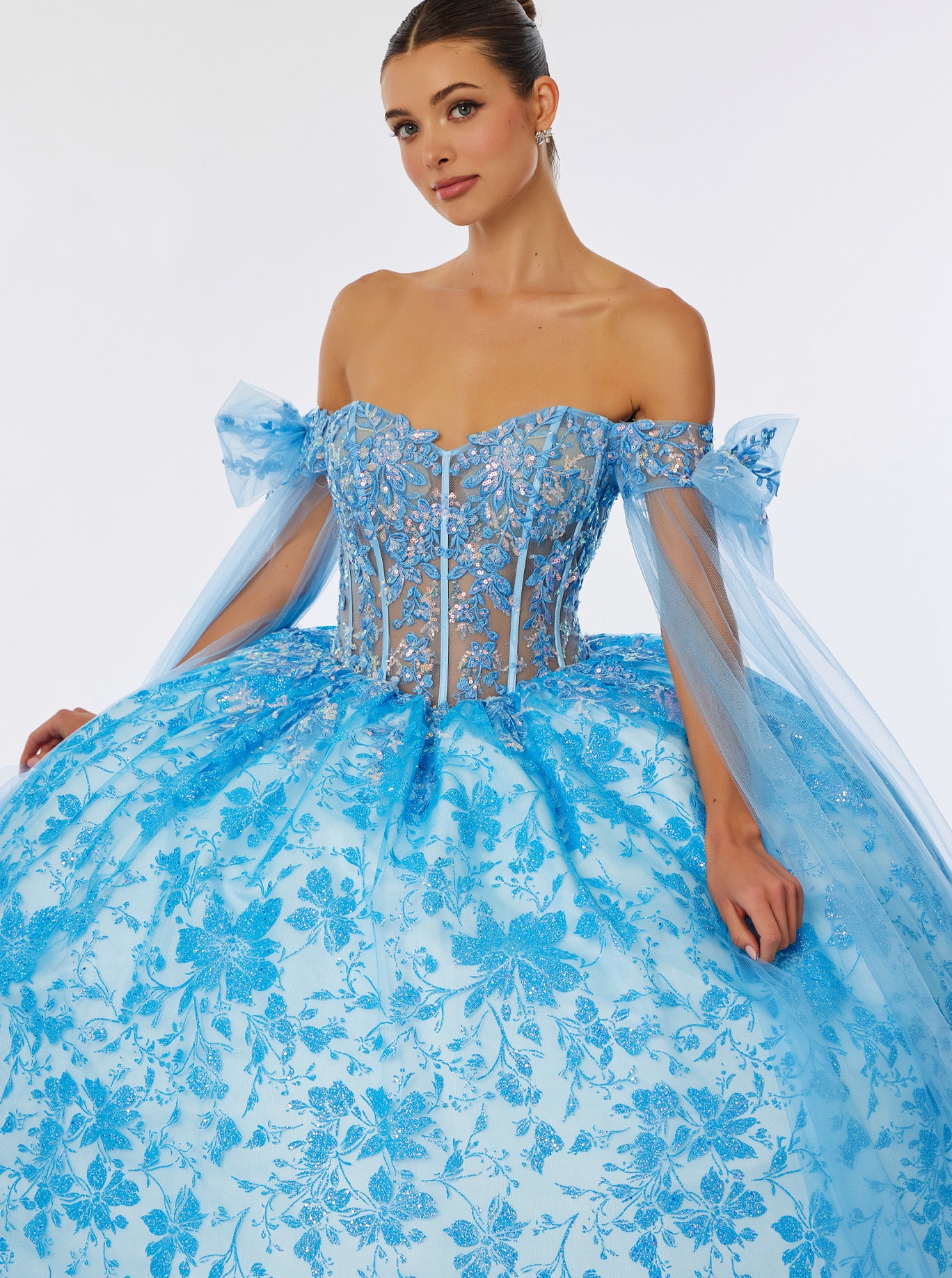 Vestido de Fiesta con Hombros Descubiertos de Tul Bordado con Brillos y Lentejuelas, Color Ice Blue