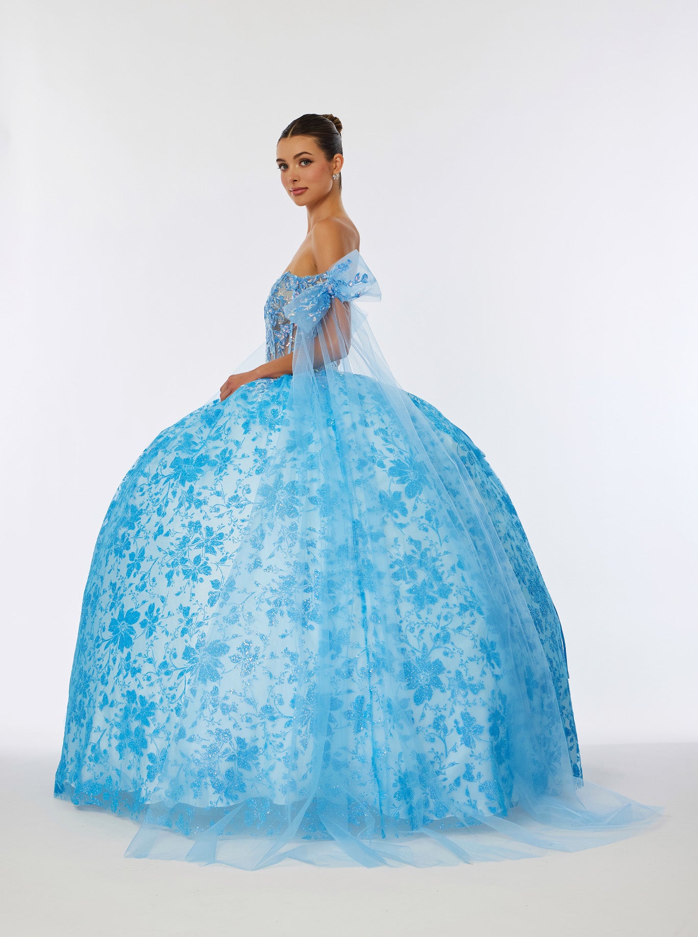 Vestido de Fiesta con Hombros Descubiertos de Tul Bordado con Brillos y Lentejuelas, Color Ice Blue