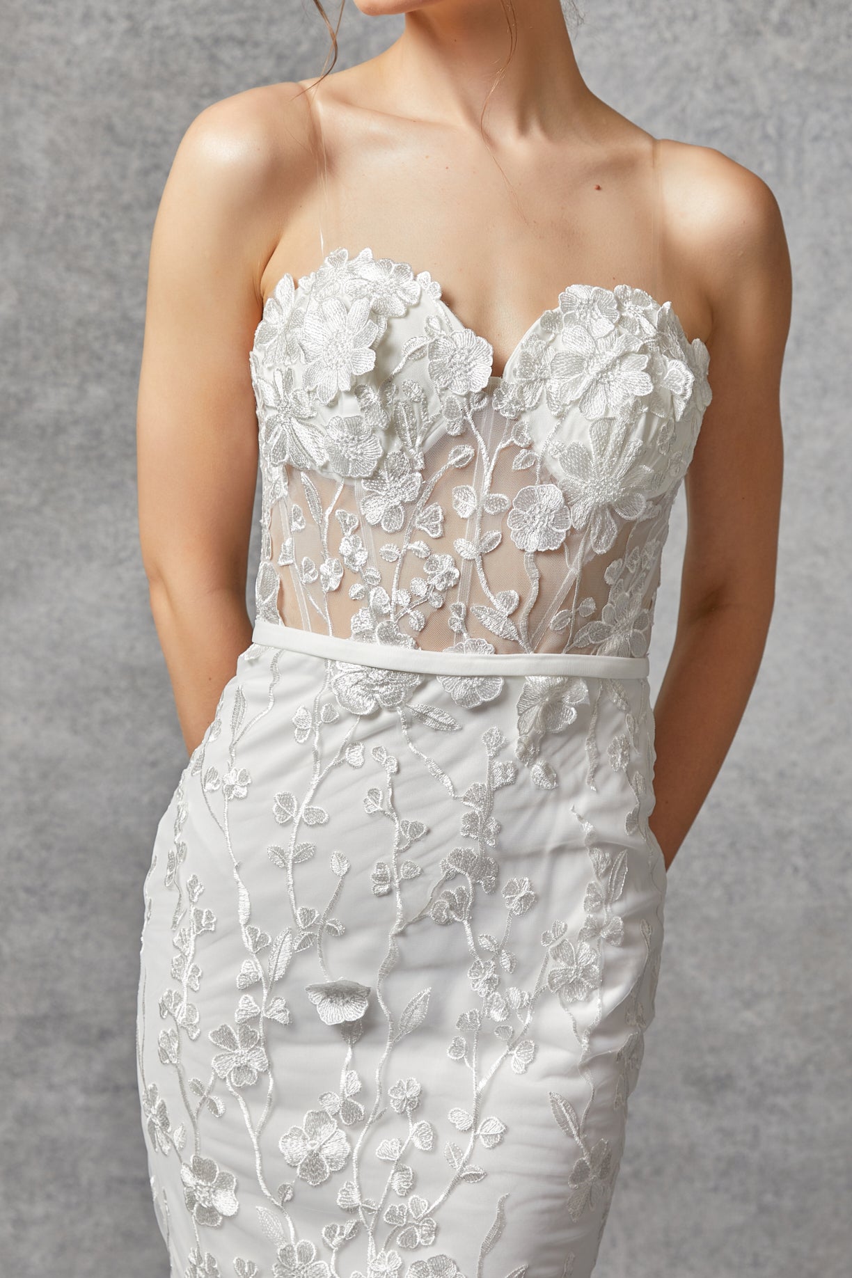 Vestido de Novia sin Tirantes, Recto en Encaje Mangas y Cauda de Velo Desmontable, Color Off White