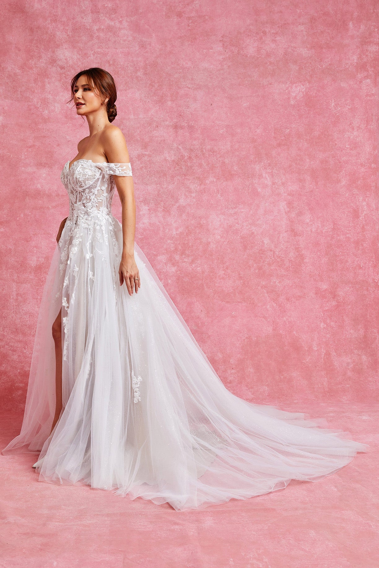 Vestido de Novia Línea A Con Hombros Descubiertos y con Abertura Color Off White Nude