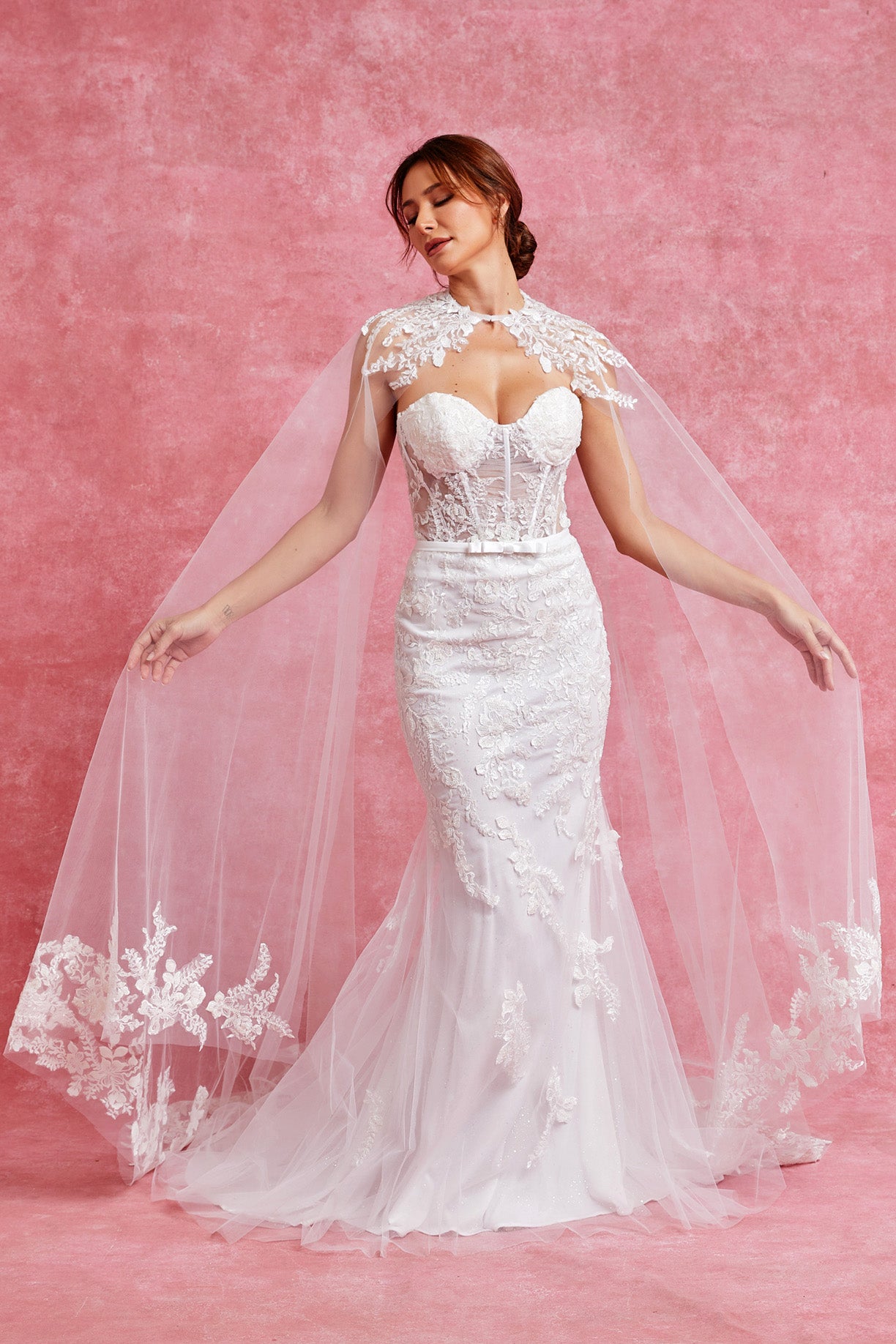 . Vestido de Novia Corte Sirena Con Velo en Capa Color Off White.