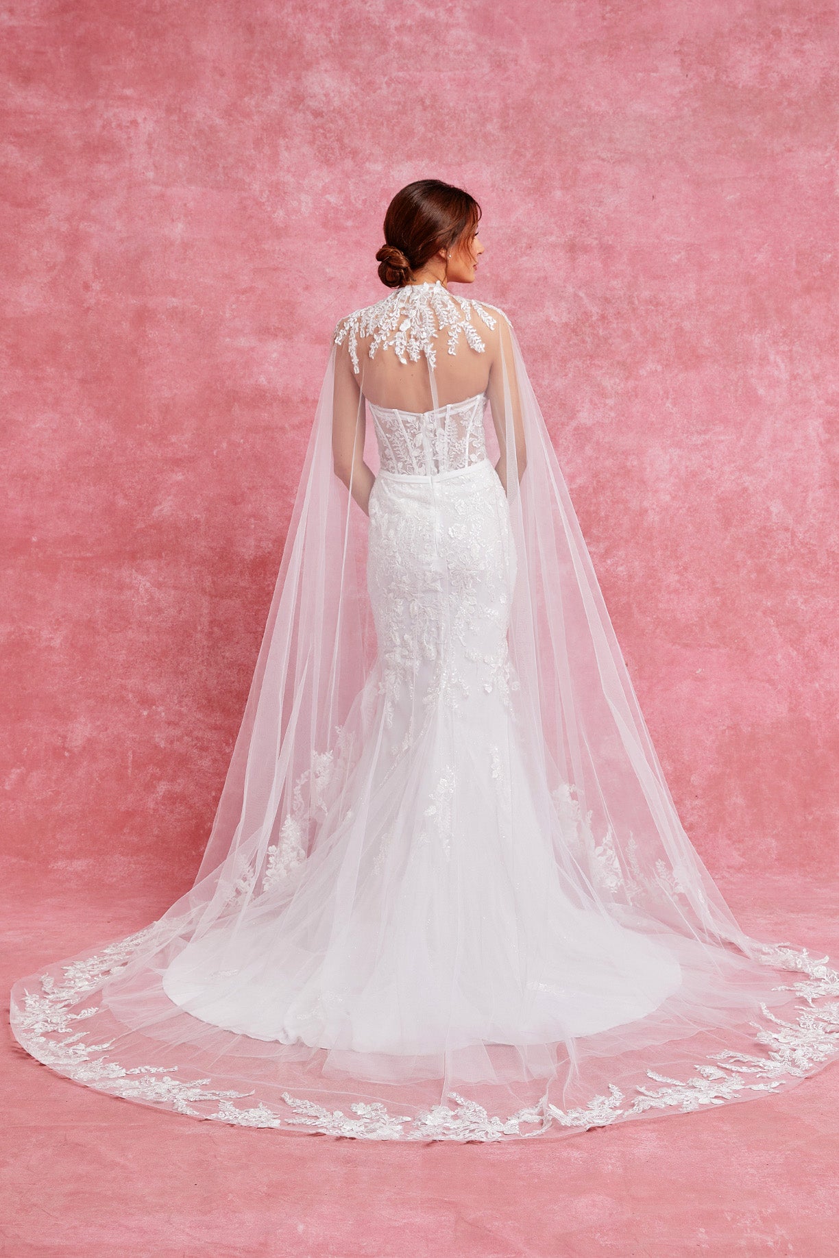 . Vestido de Novia Corte Sirena Con Velo en Capa Color Off White.