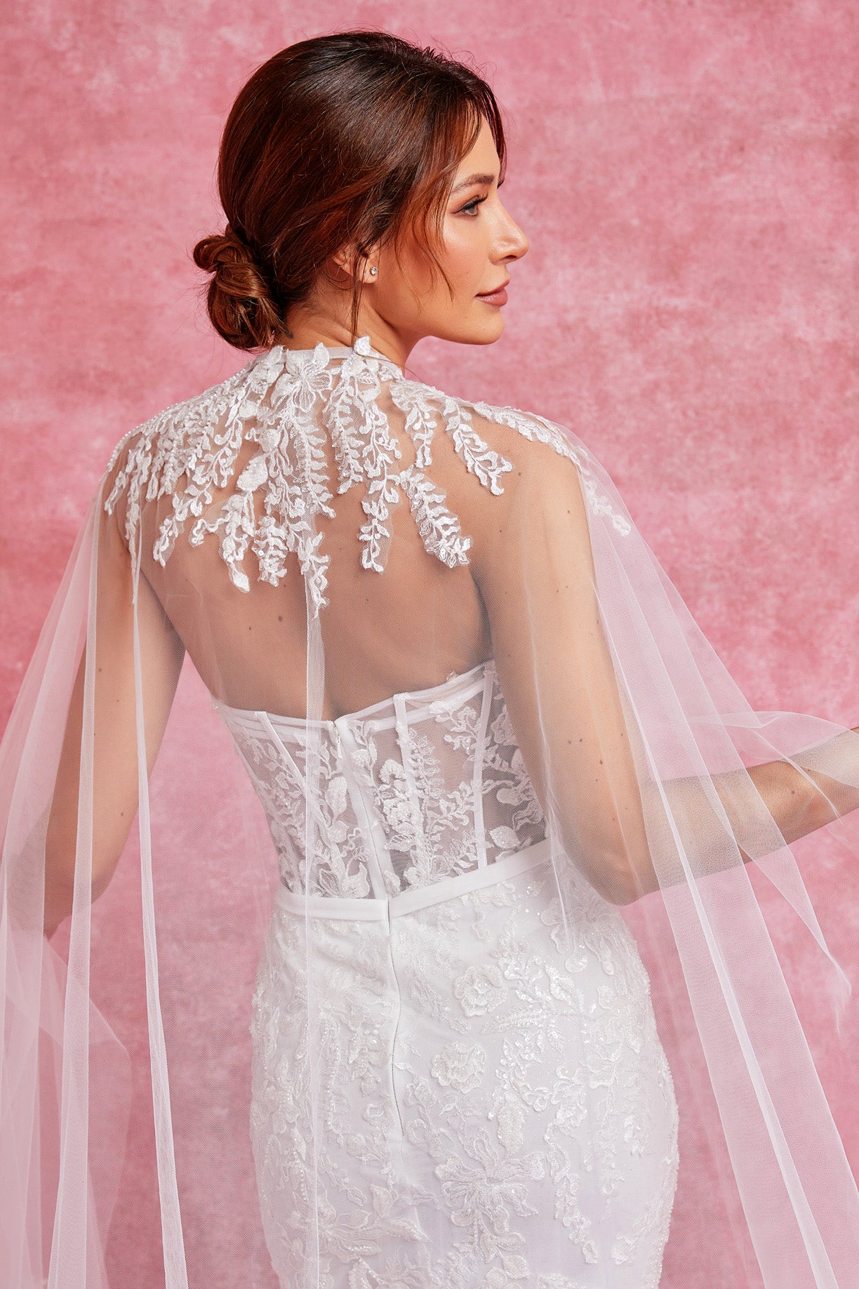 . Vestido de Novia Corte Sirena Con Velo en Capa Color Off White.