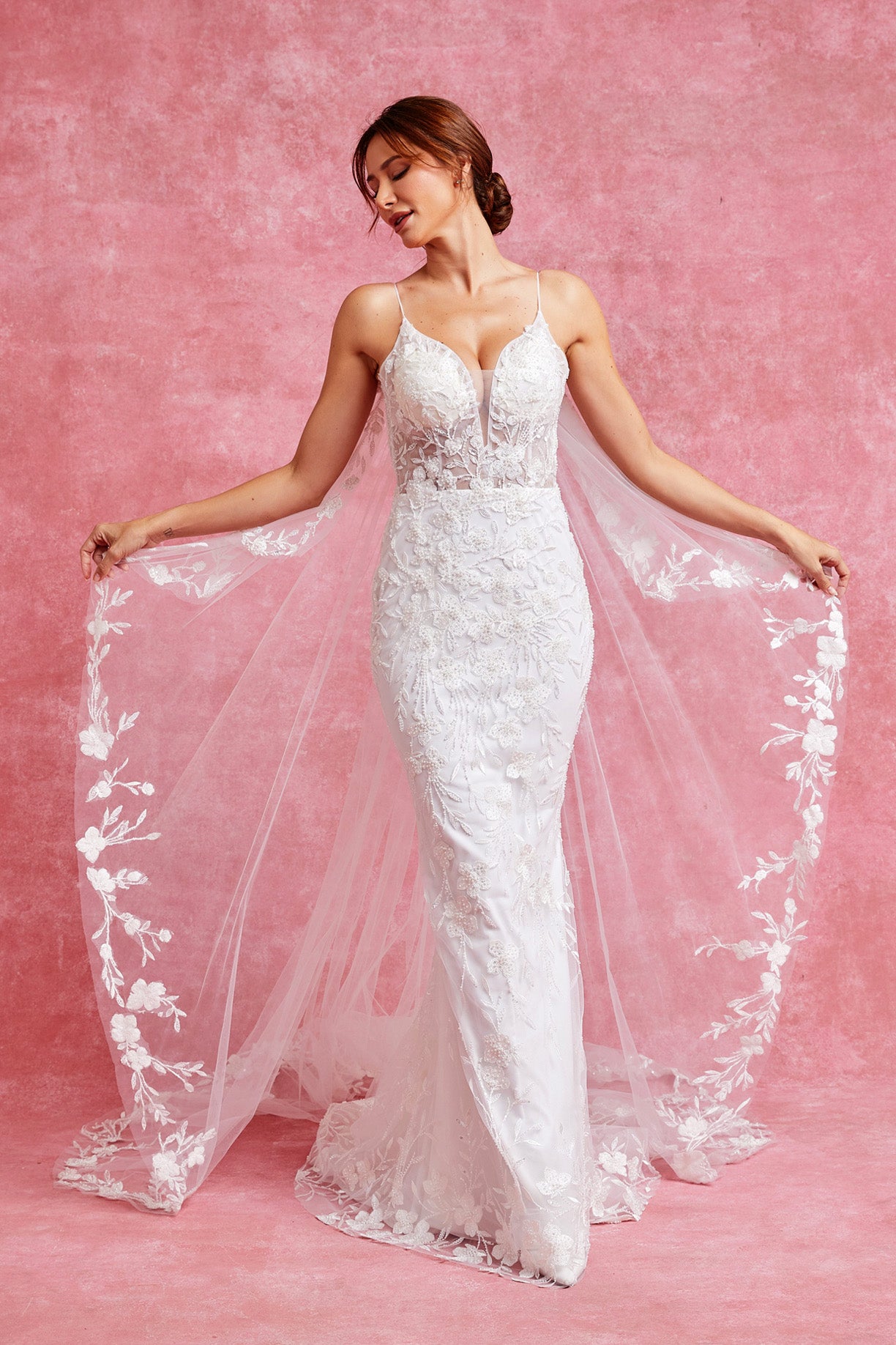Vestido de Novia Corte Sirena, Cuello en V y Tirantes, Espalda Descubierta con Capa Larga, Color Off White.