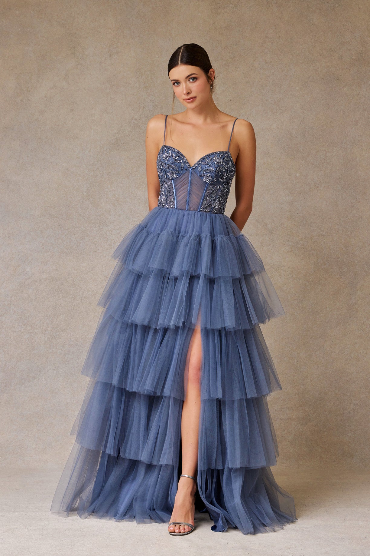 Vestido en Línea A de Tul a Capas Con Abertura en la Pierna Color Dark Ice Blue