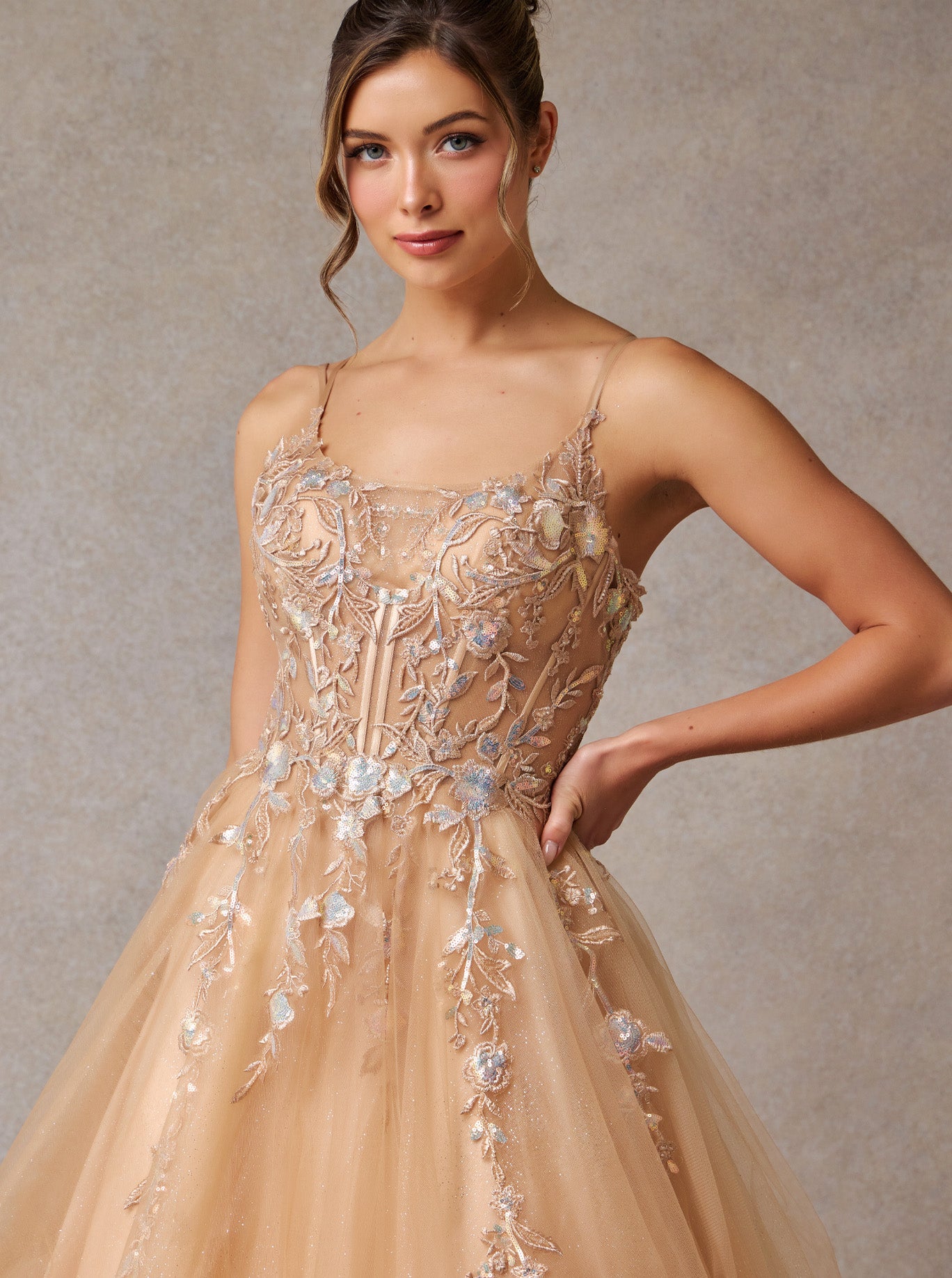 Vestido de Fiesta Corte en A de Tul y Encaje Bordado, Color Gold