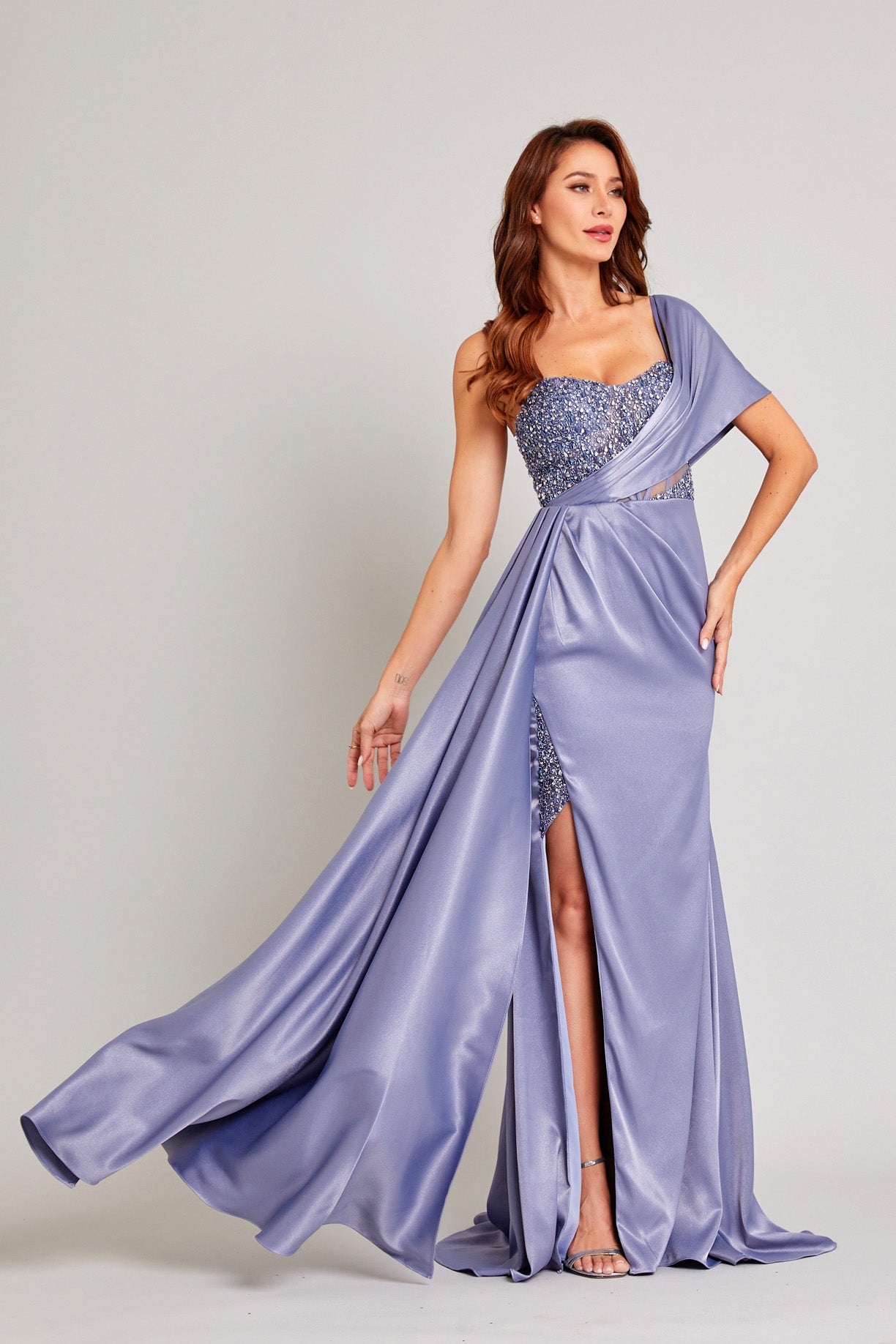 Vestido con un Hombro Escote en Corazón y con Apertura Color Smokey Blue.