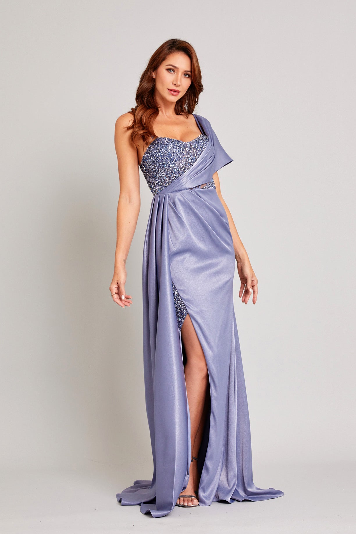 Vestido con un Hombro Escote en Corazón y con Apertura Color Smokey Blue.