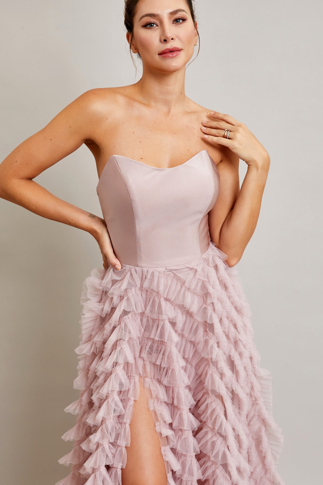 Vestido en Línea A, Sin Tirantes, Escote en Corazón y con Abertura (Varios Colores).