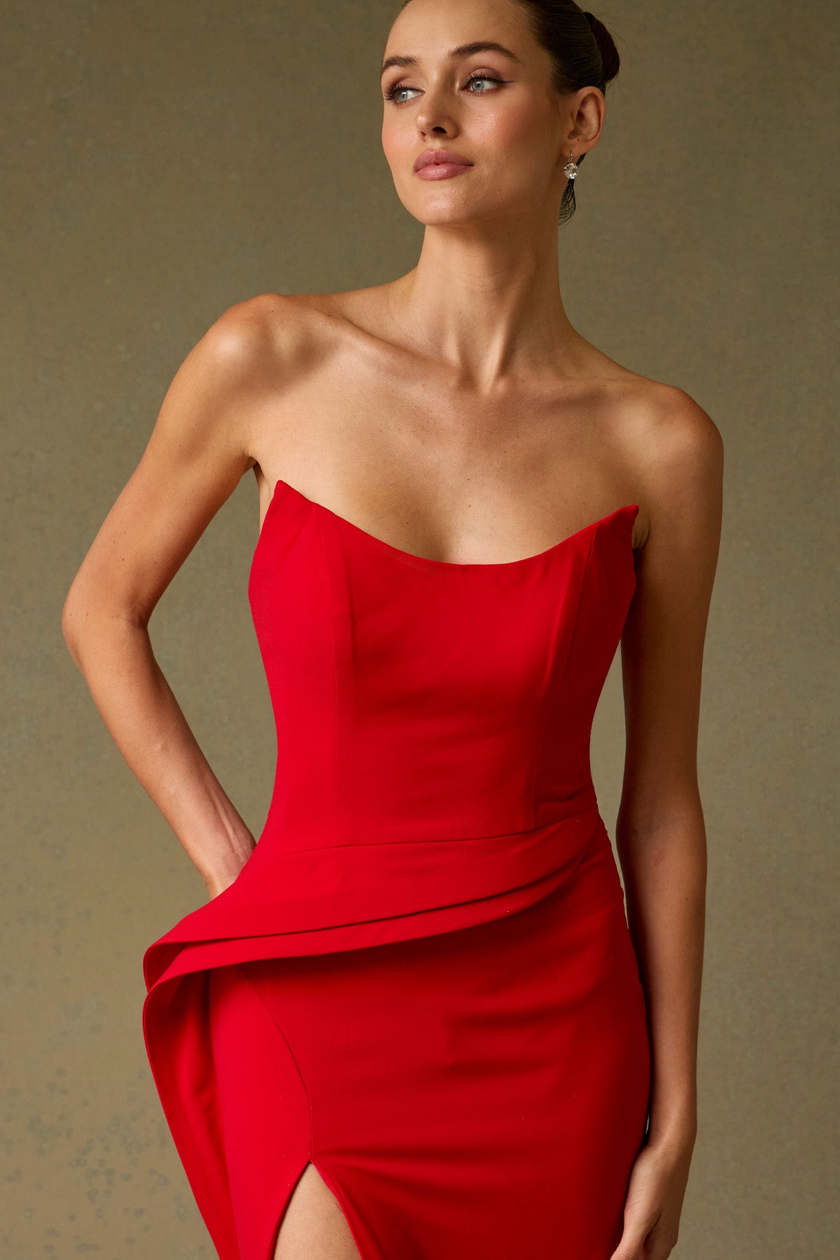 Vestido Entallado, Escote Ojo de Gato y Abertura en la Pierna, Color Red