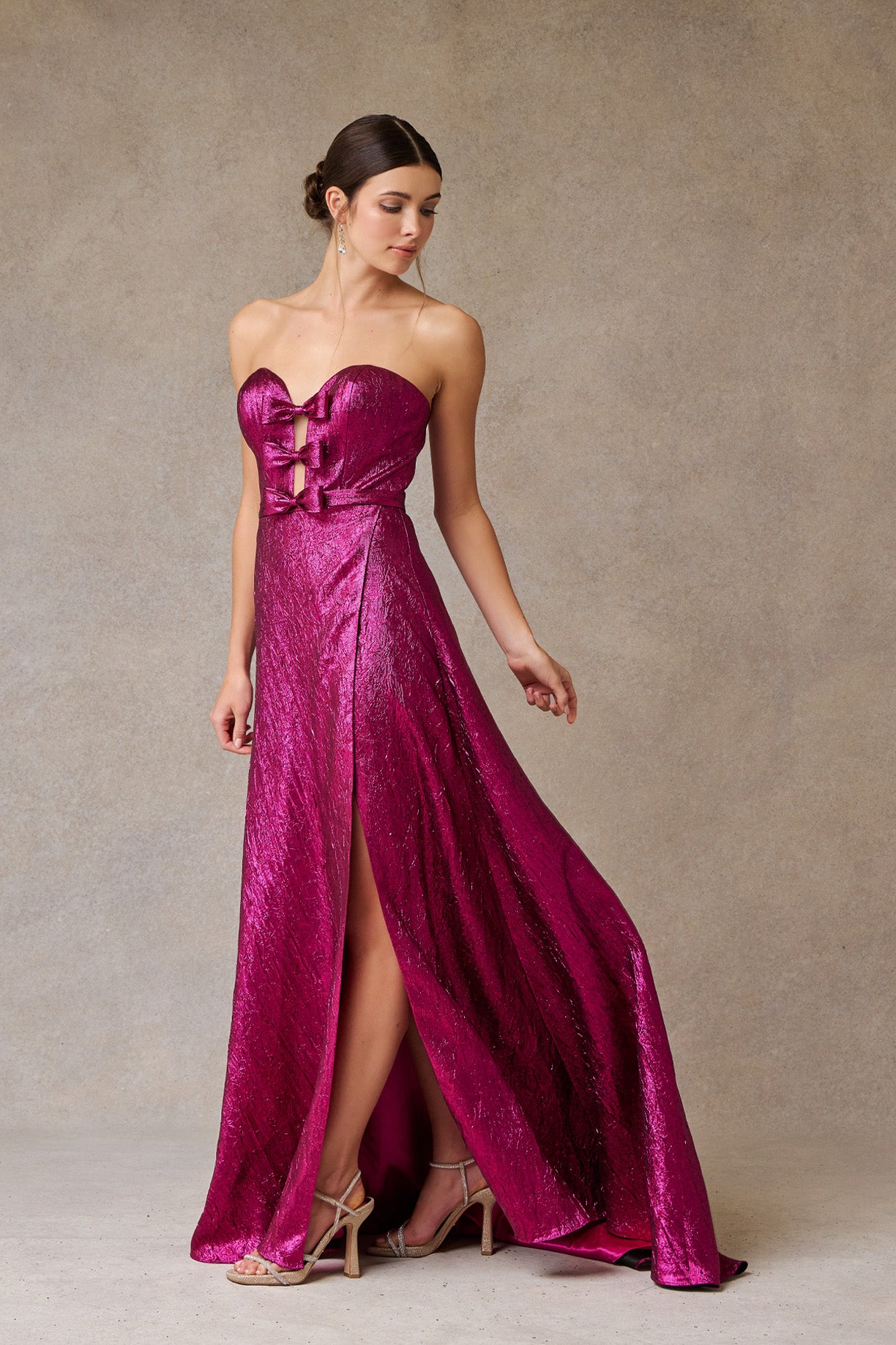 Vestido en Línea A con Abertura en la Pierna Escote de Corazón con Moños Color Magenta