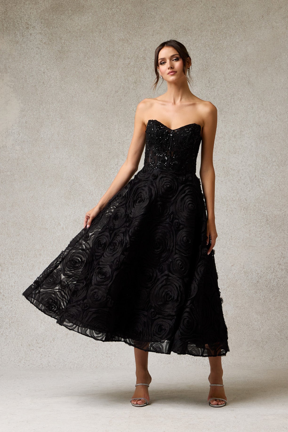 Vestido Corte Midi en A de Tul con Encaje, Cuentas, Lentejuelas y Perlas, Color Black