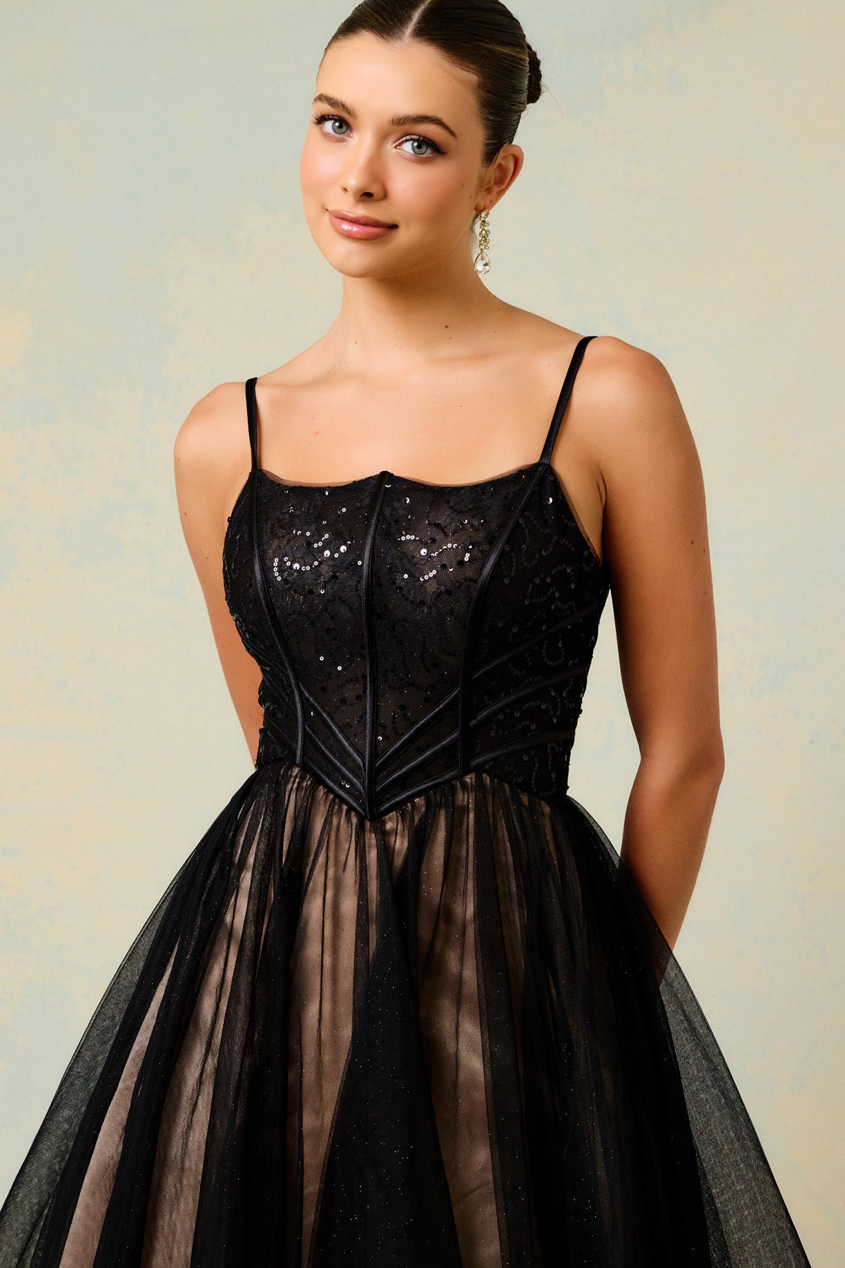 Vestido Sin Mangas con Escote en Corazón Color Black-Nude..