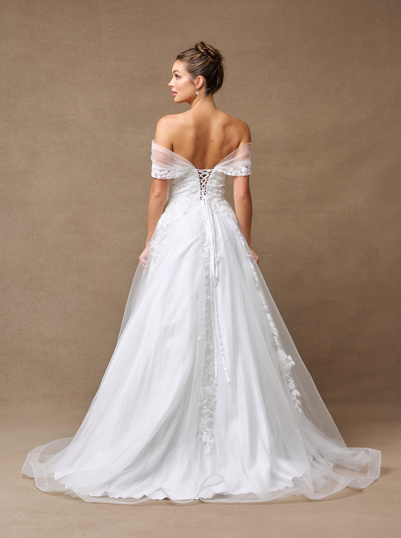 Vestido de Novia En Línea A Con Hombros Fuera Escote Corazón y Hombos de Fuera.