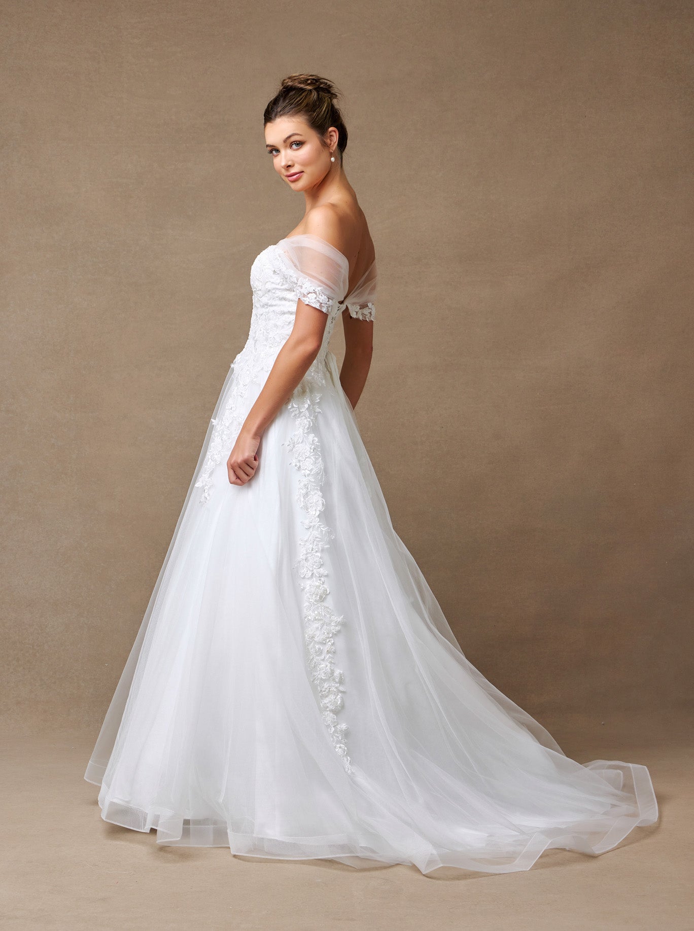 Vestido de Novia En Línea A Con Hombros Fuera Escote Corazón y Hombos de Fuera.