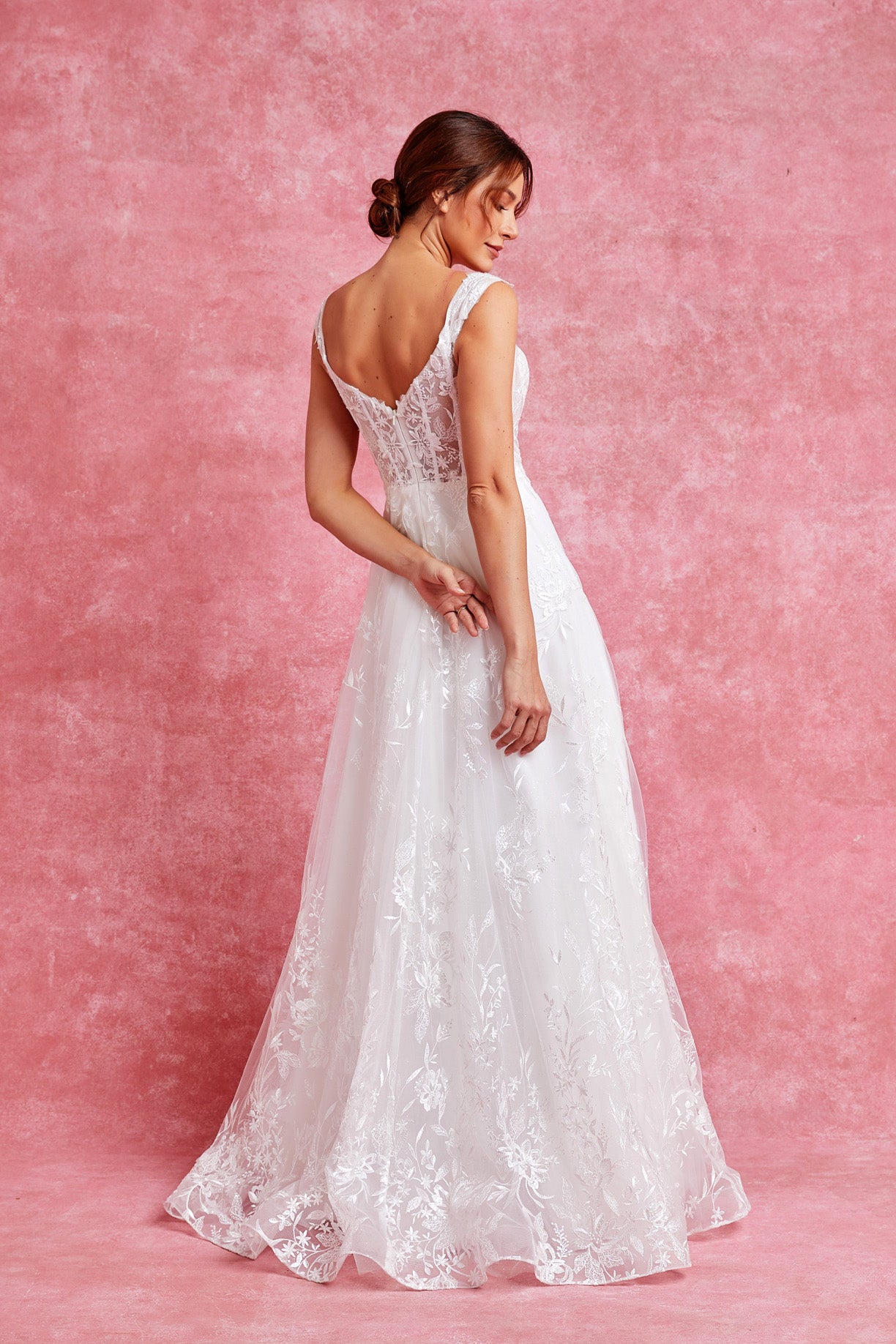 Vestido de Novia Sin Mangas con Cuello V.