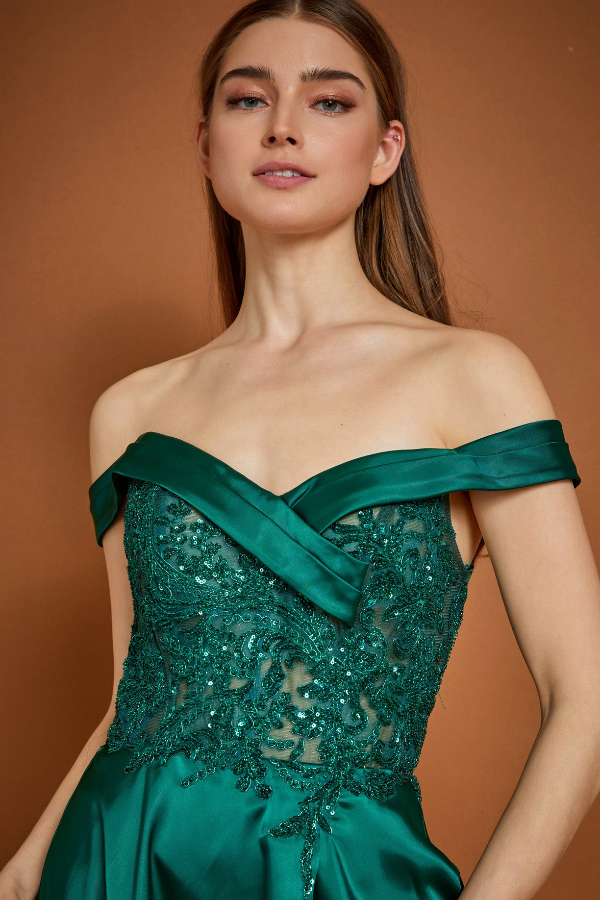 Vestido en Línea A Cuello en Corazón y Hombros Caidos Color Hunter Green