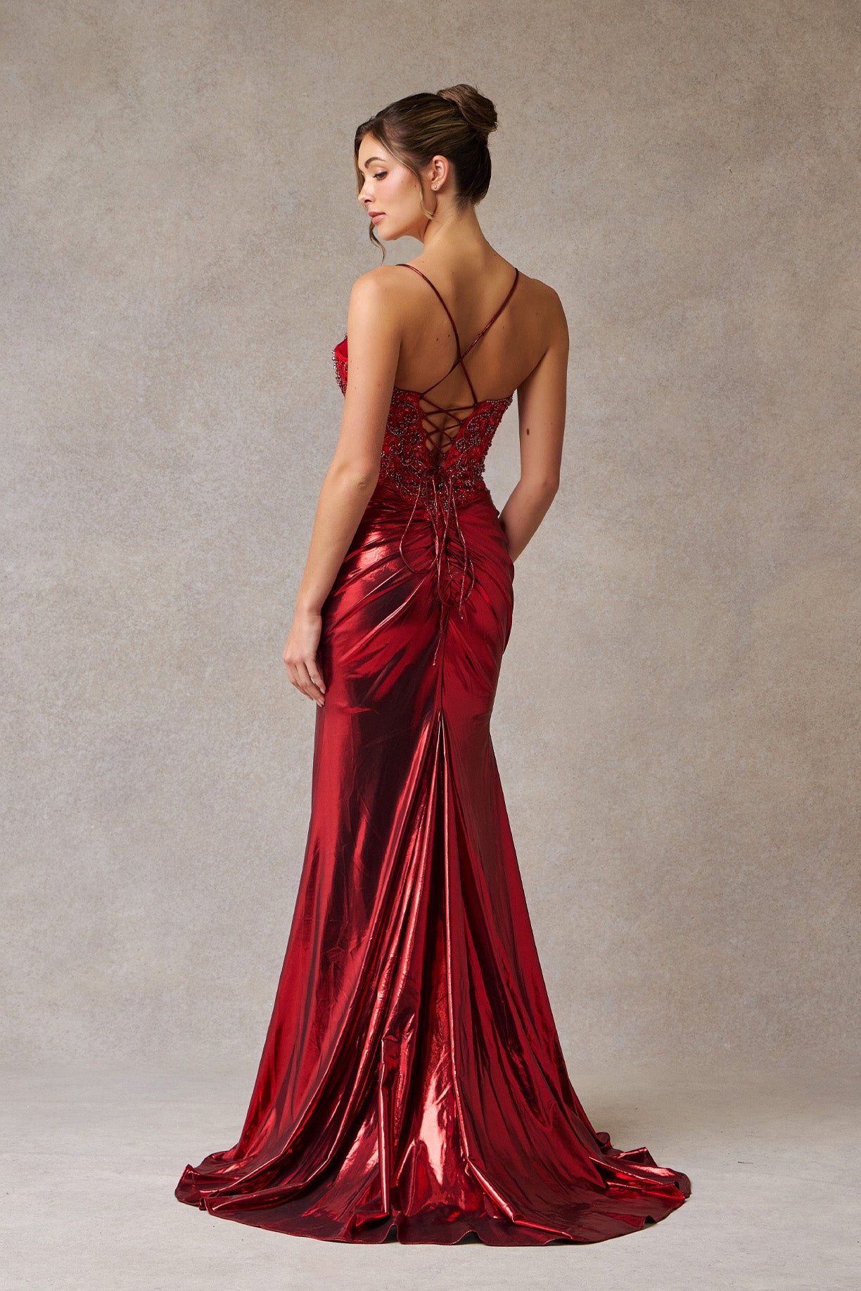 Vestido Con Cuello V, abertura y Cordones en la Espalda Color Red.