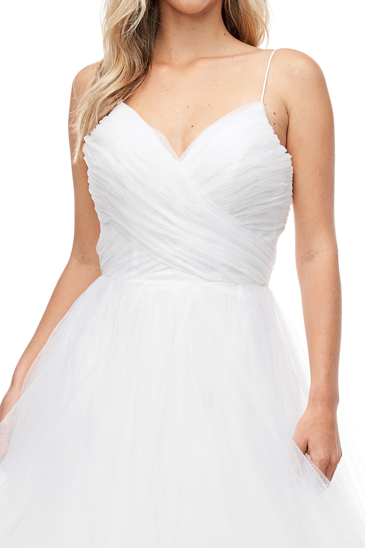 Vestido cruzado con tirantes y caída en V