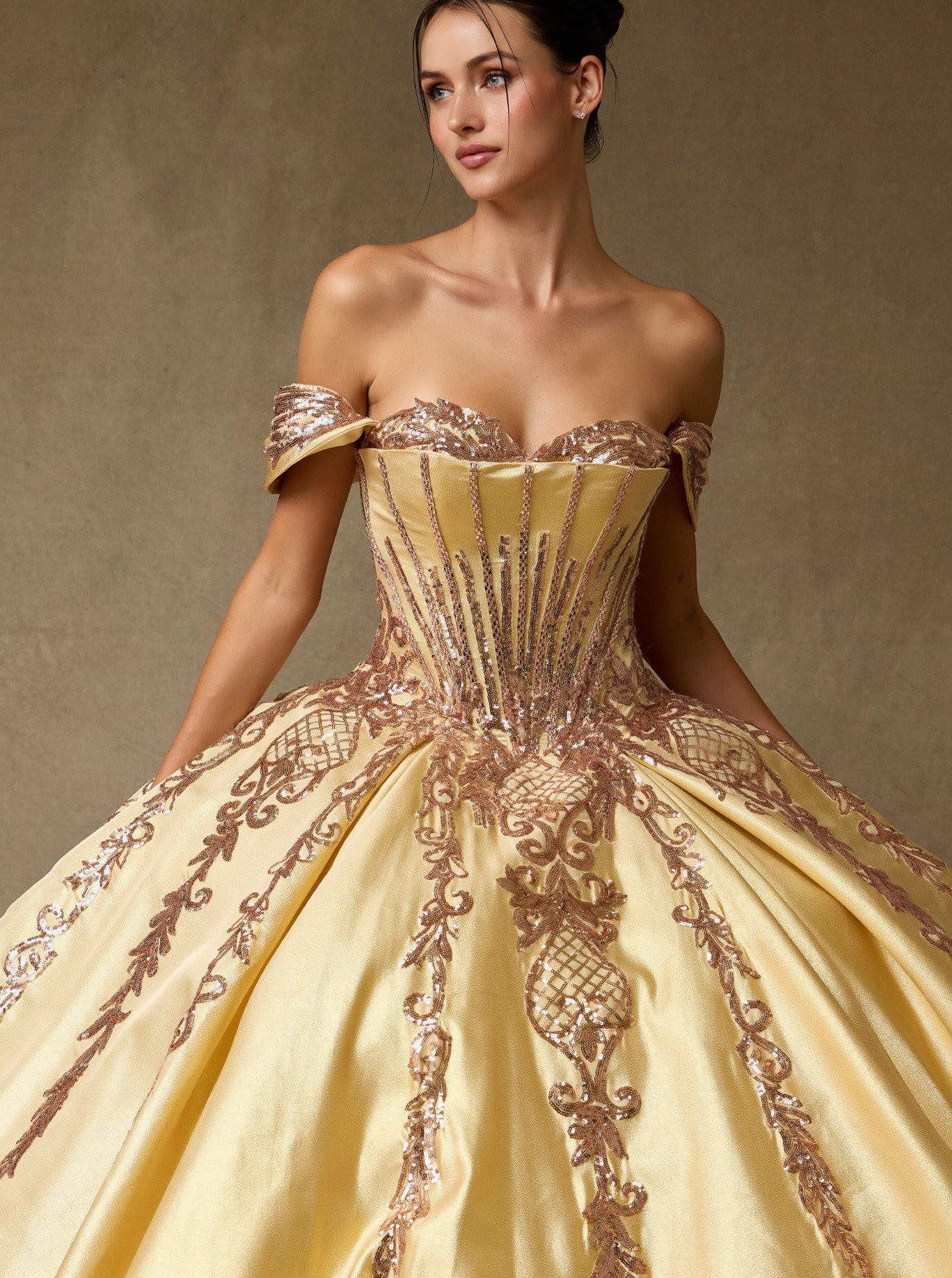 Vestido de Fiesta con Hombros Descubiertos, Escote de Corazón y Lazo Desmontable, Color Gold