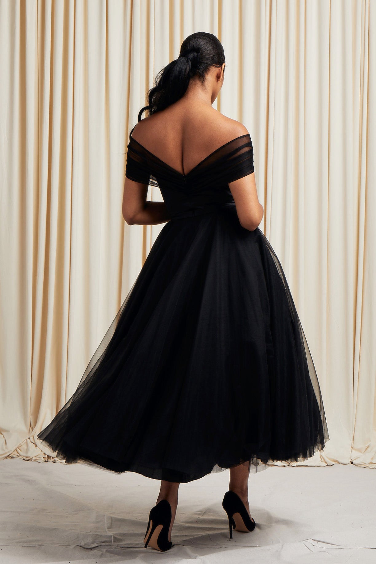 Vestido Con Hombros Descubiertos, Escote en Corazón Color Black.