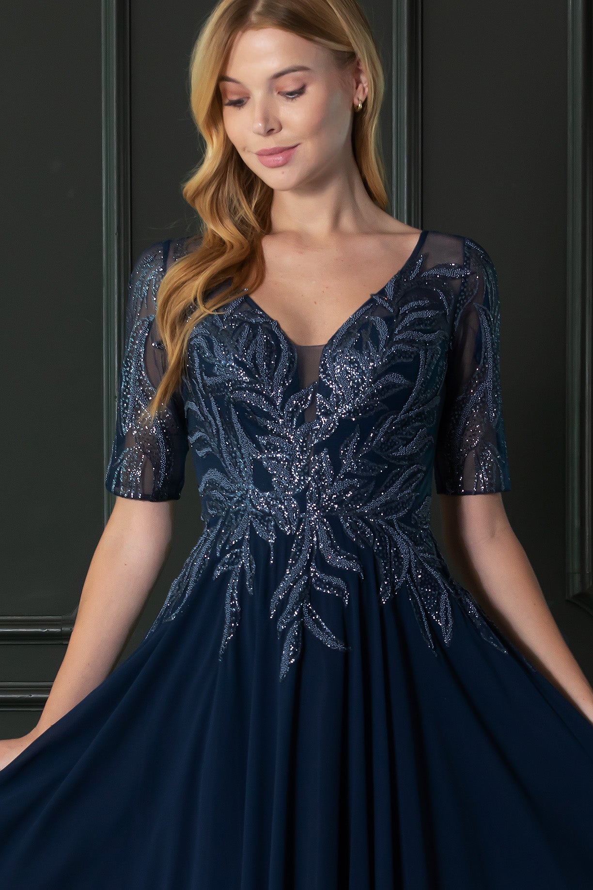 Vestido en Línea A Manga Corta, Cuello V (Dos Colores)