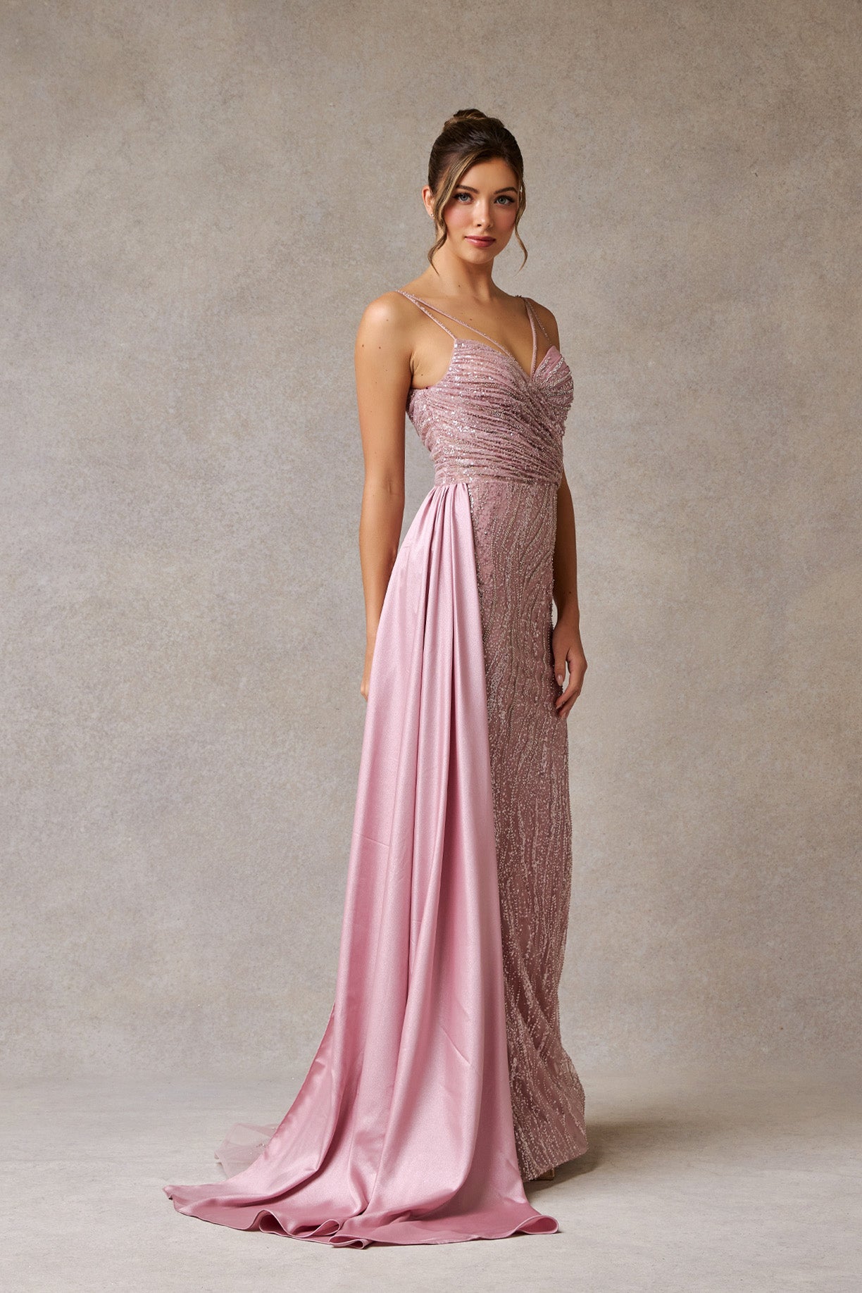 Vestido Corte Sirena Con Tirantes Con Funda de lado Color Blush.