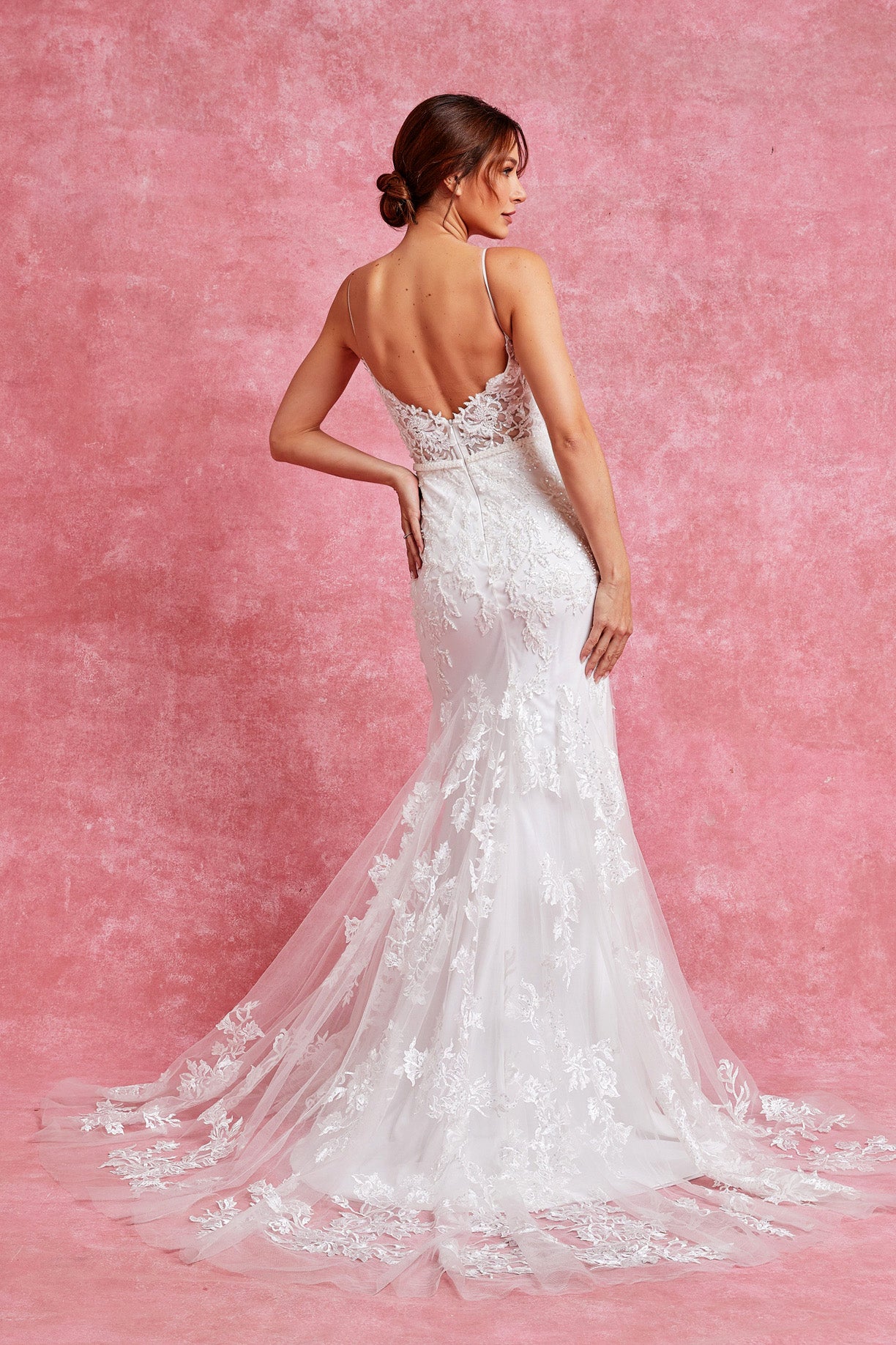 Vestido de Novia Corte Sirena Escote en Pico y con Cinturon Fijo.