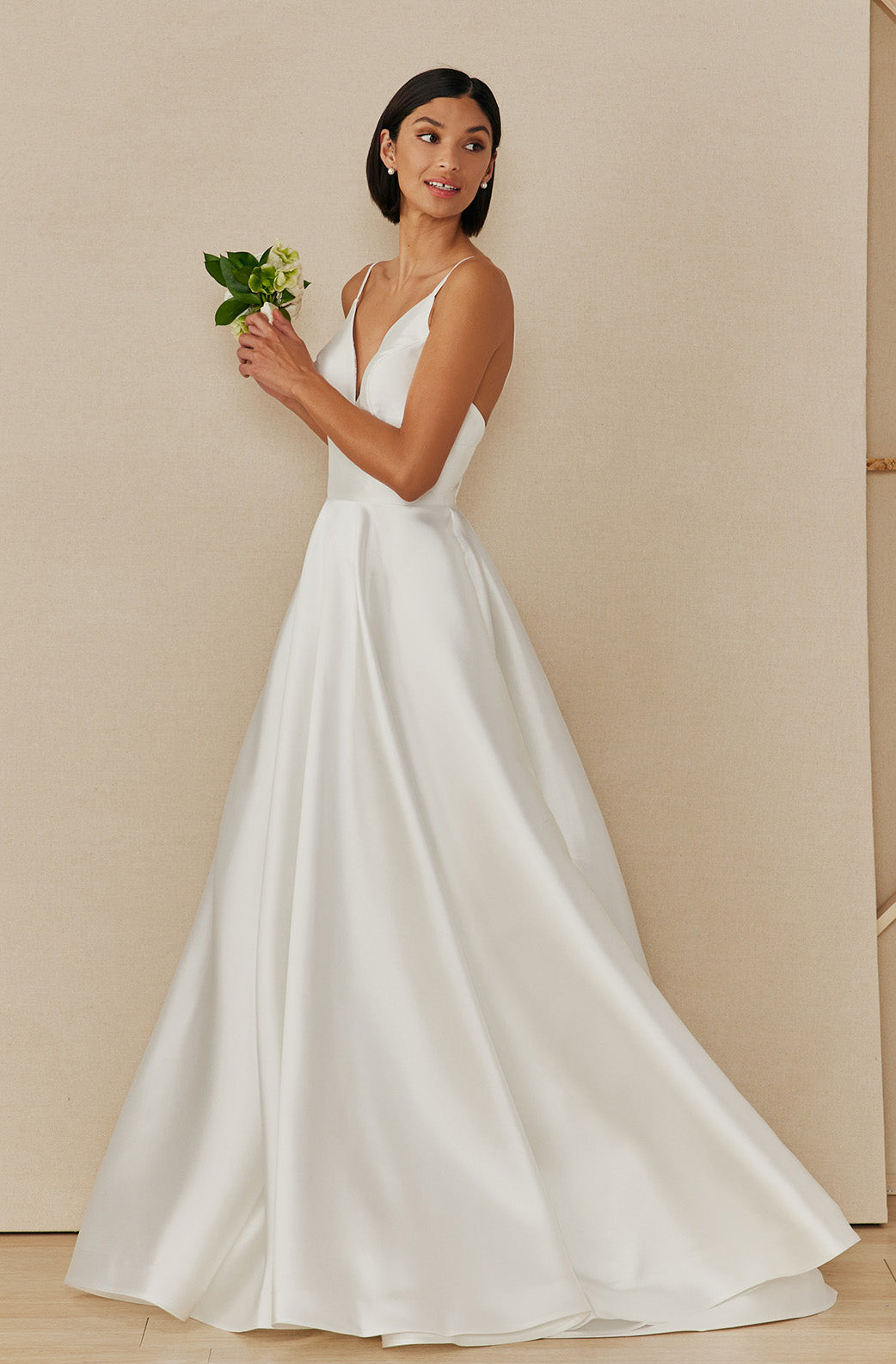 Vestido Corte en A con Tirantes y Escote en V, Color Off White