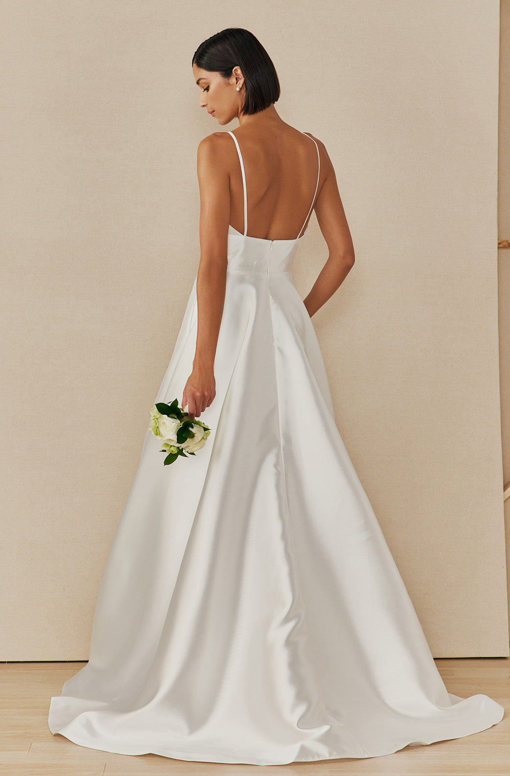 Vestido Corte en A con Tirantes y Escote en V, Color Off White