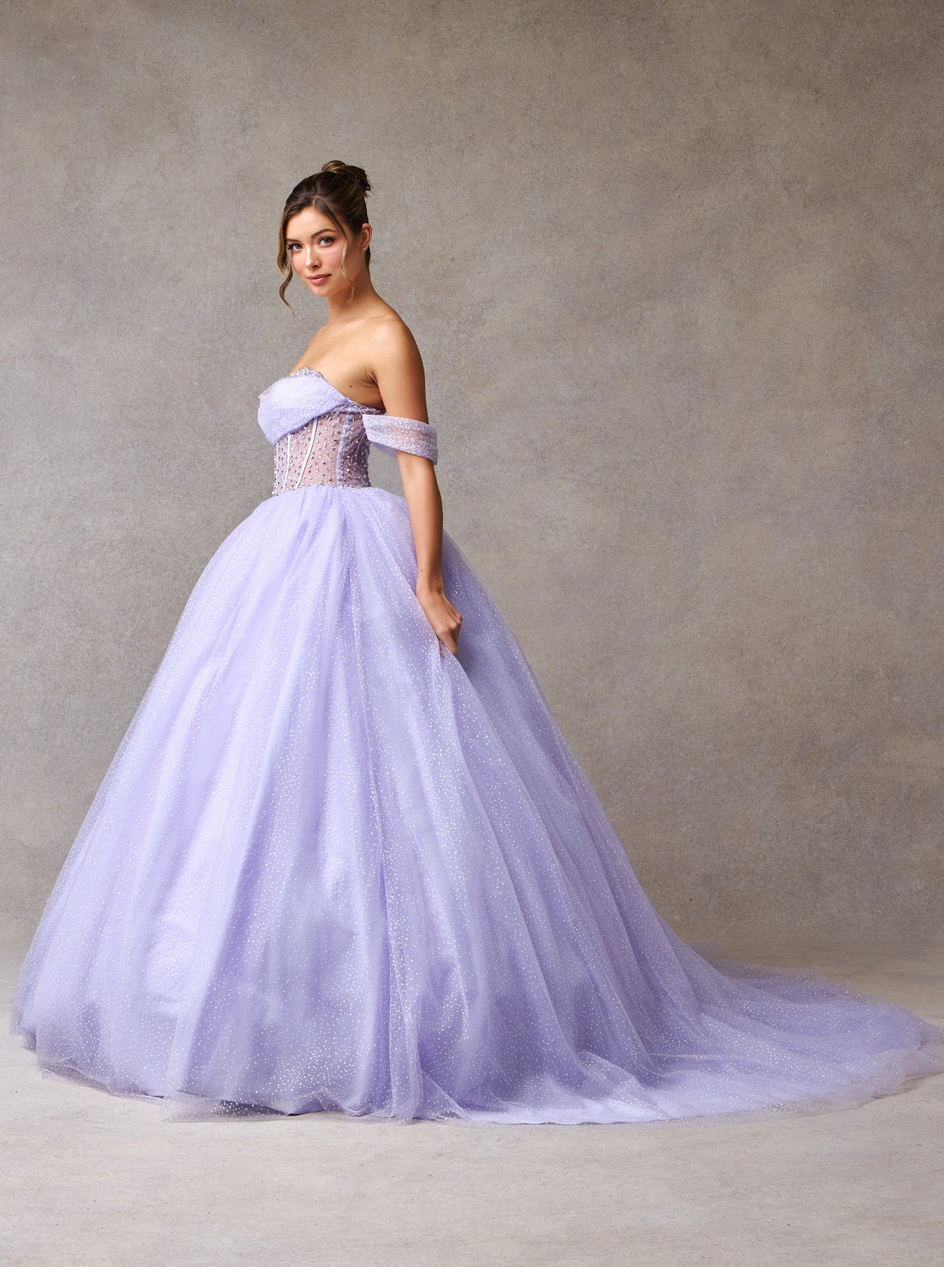 Vestido de Fiesta Hombros Fuera Escote Corazón y con Cordones en la Espalda Color Lilac