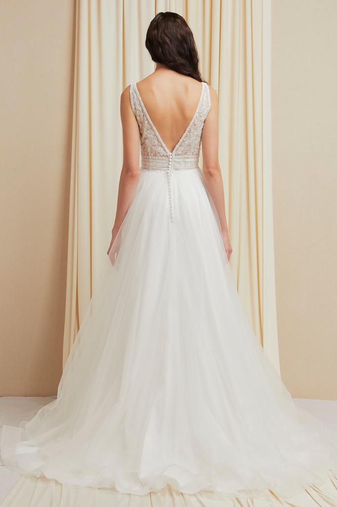 Vestido de Novia en  línea A con tul, bordado, encaje y  pedrería