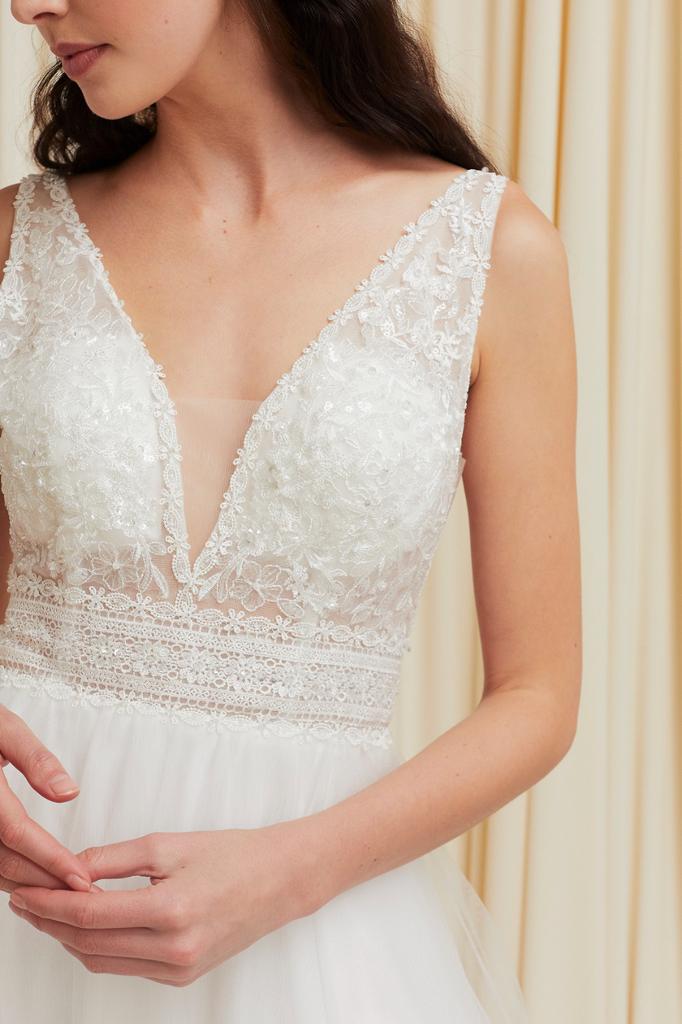 Vestido de Novia en  línea A con tul, bordado, encaje y  pedrería