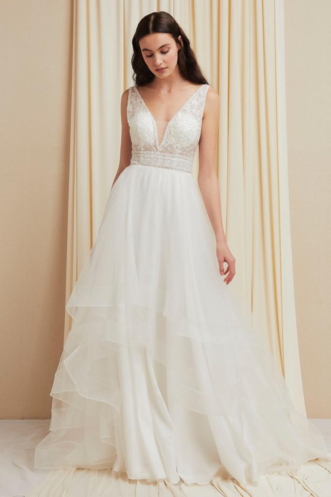 Vestido de Novia en  línea A con tul, bordado, encaje y  pedrería